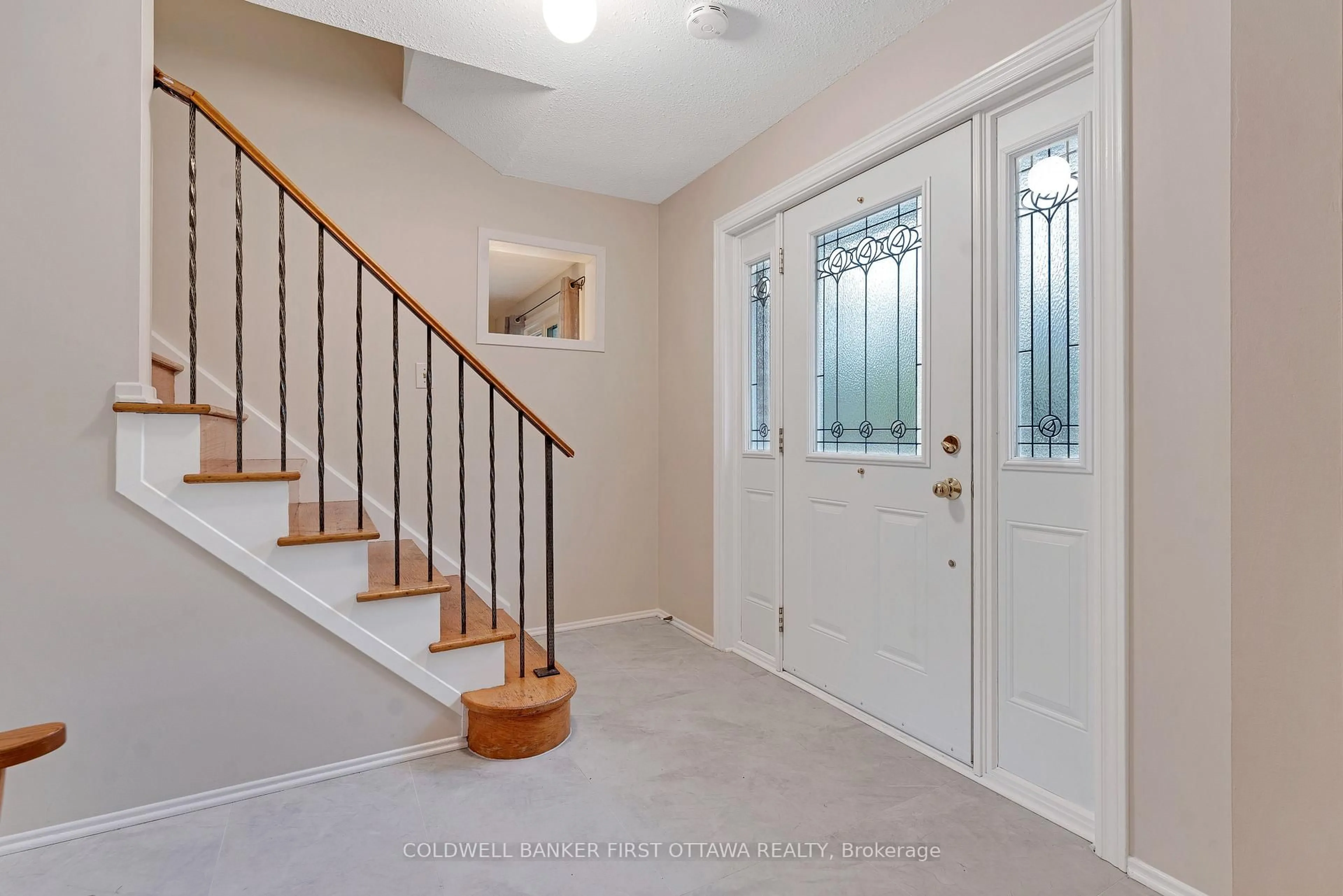 Indoor entryway for 3900 Stonecrest Rd, Ottawa Ontario K0A 3M0