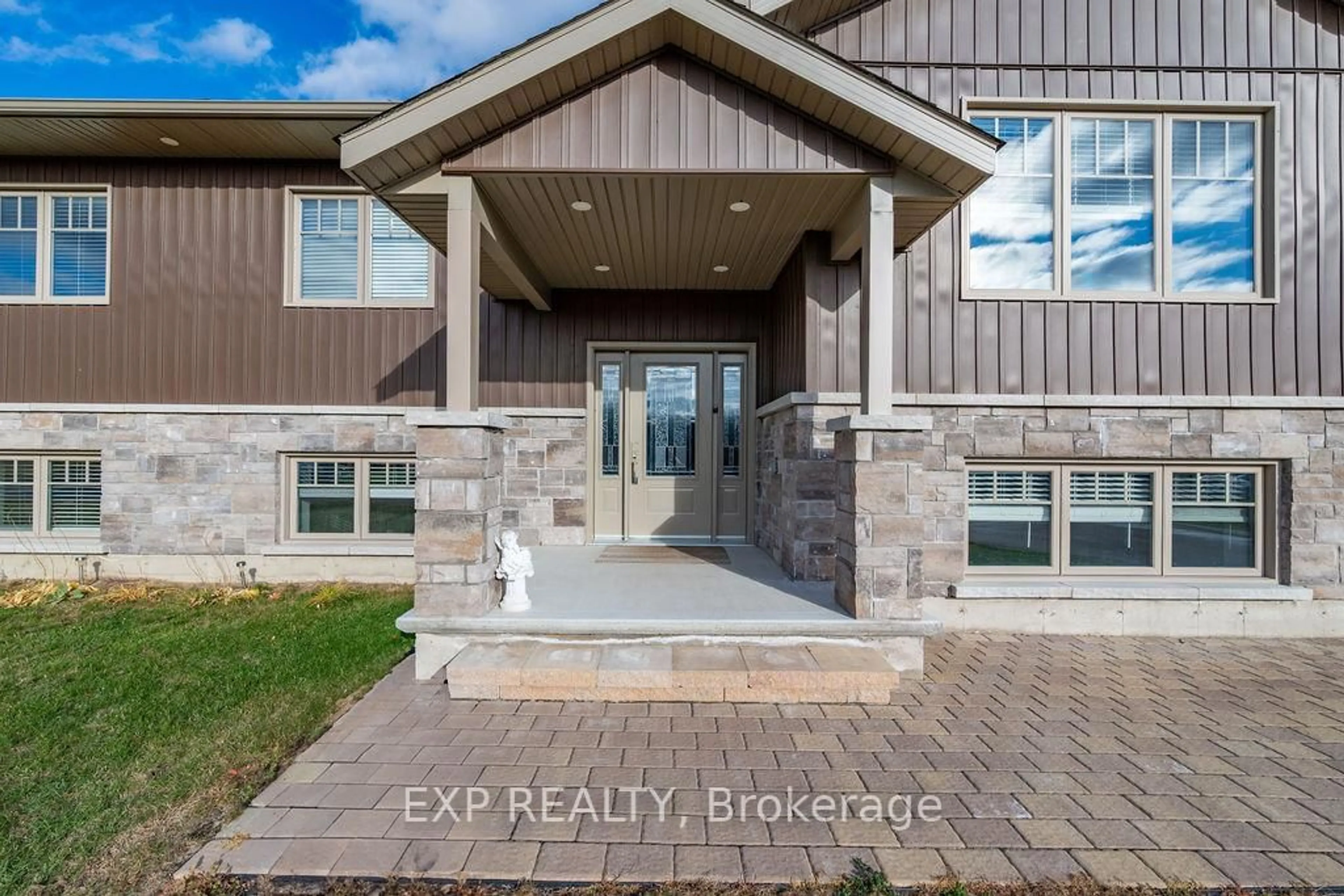 Indoor entryway for 20 RIVERDALE St, Westmeath Ontario K0J 2L0