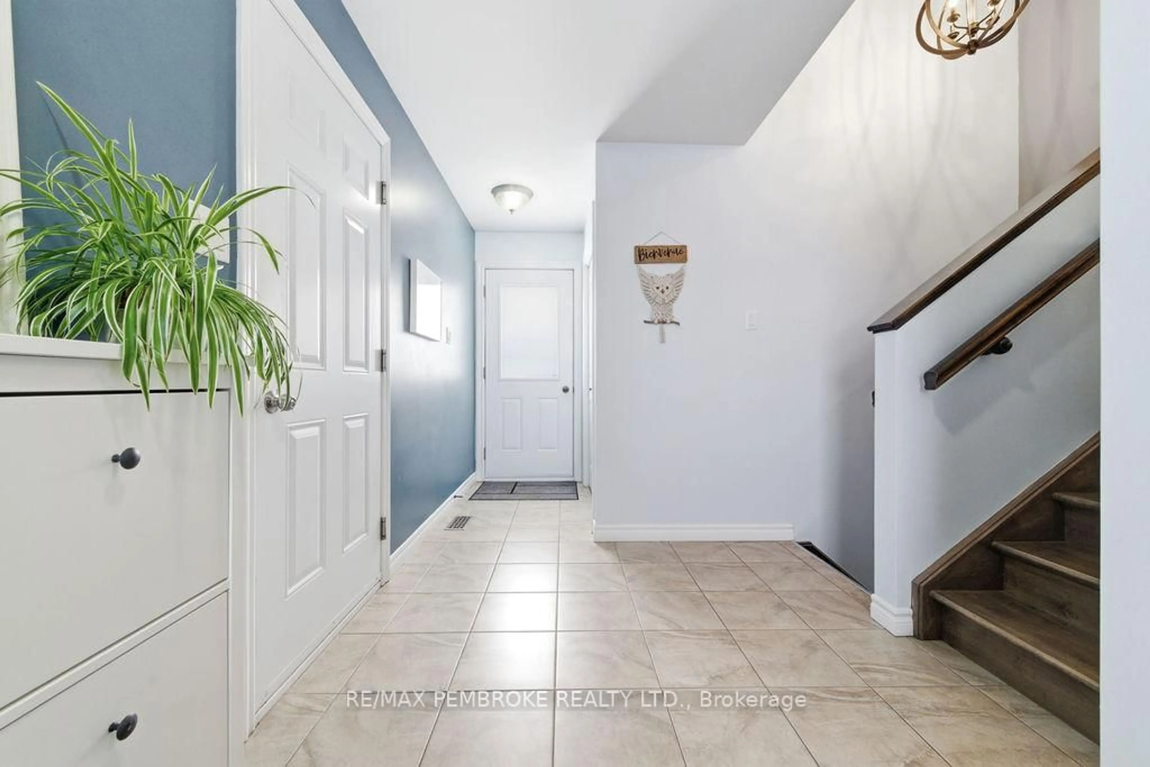 Indoor entryway for 17 Greenvale Cres, Petawawa Ontario K8H 3S2