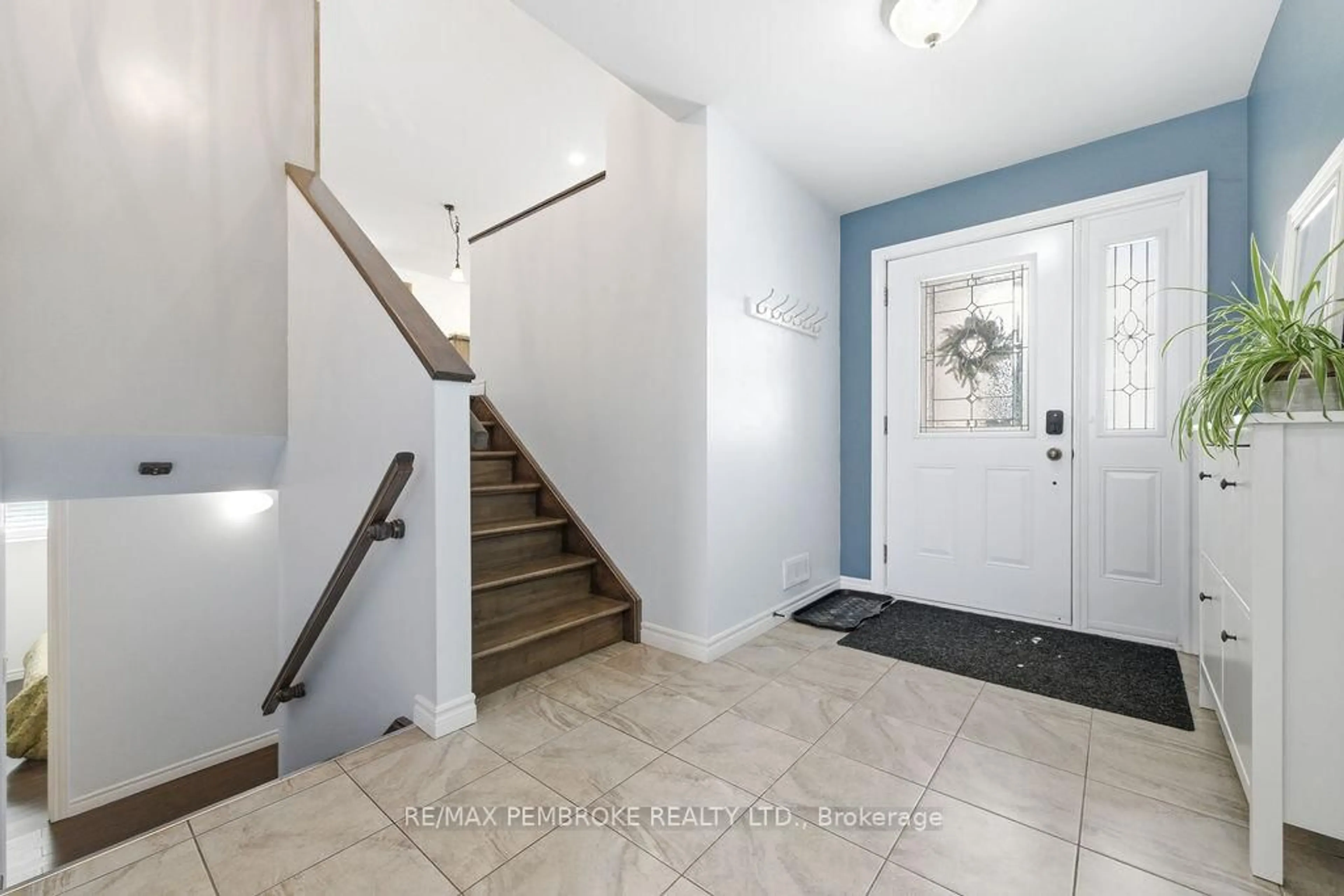 Indoor entryway for 17 Greenvale Cres, Petawawa Ontario K8H 3S2