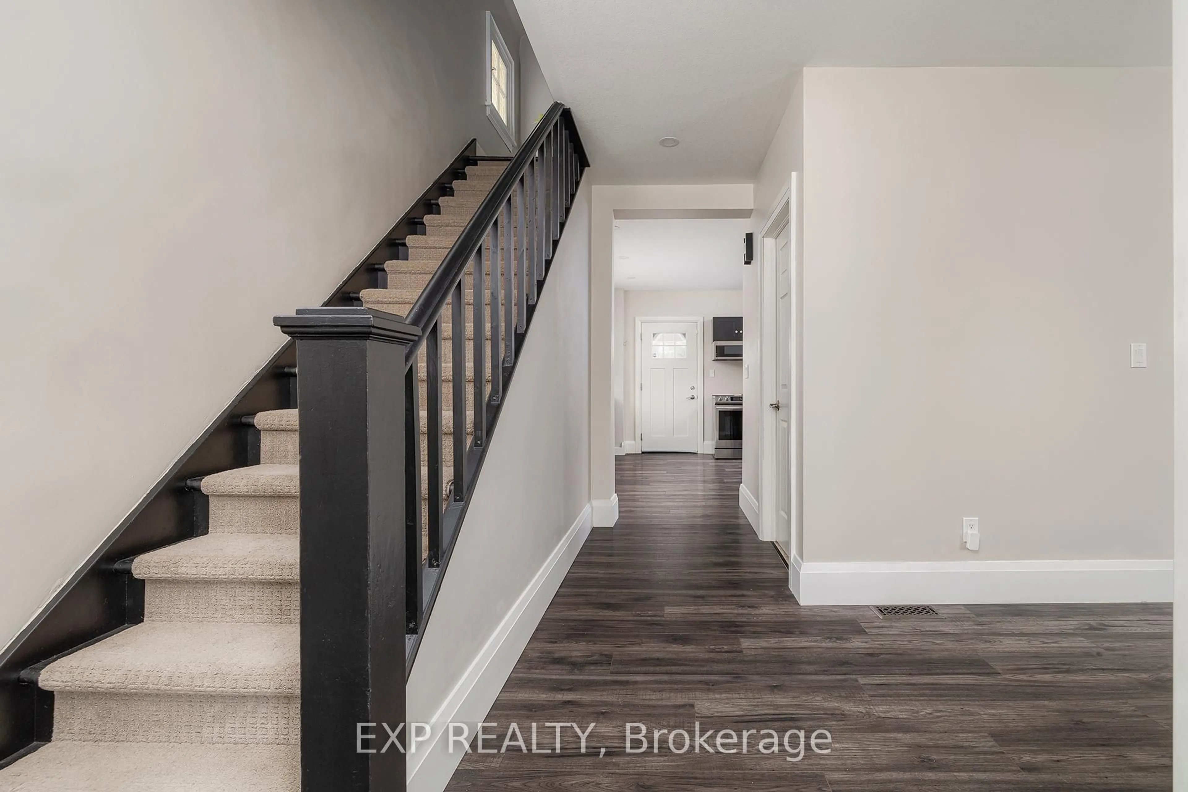 Indoor entryway for 591 11th Ave, Hanover Ontario N4N 2S5