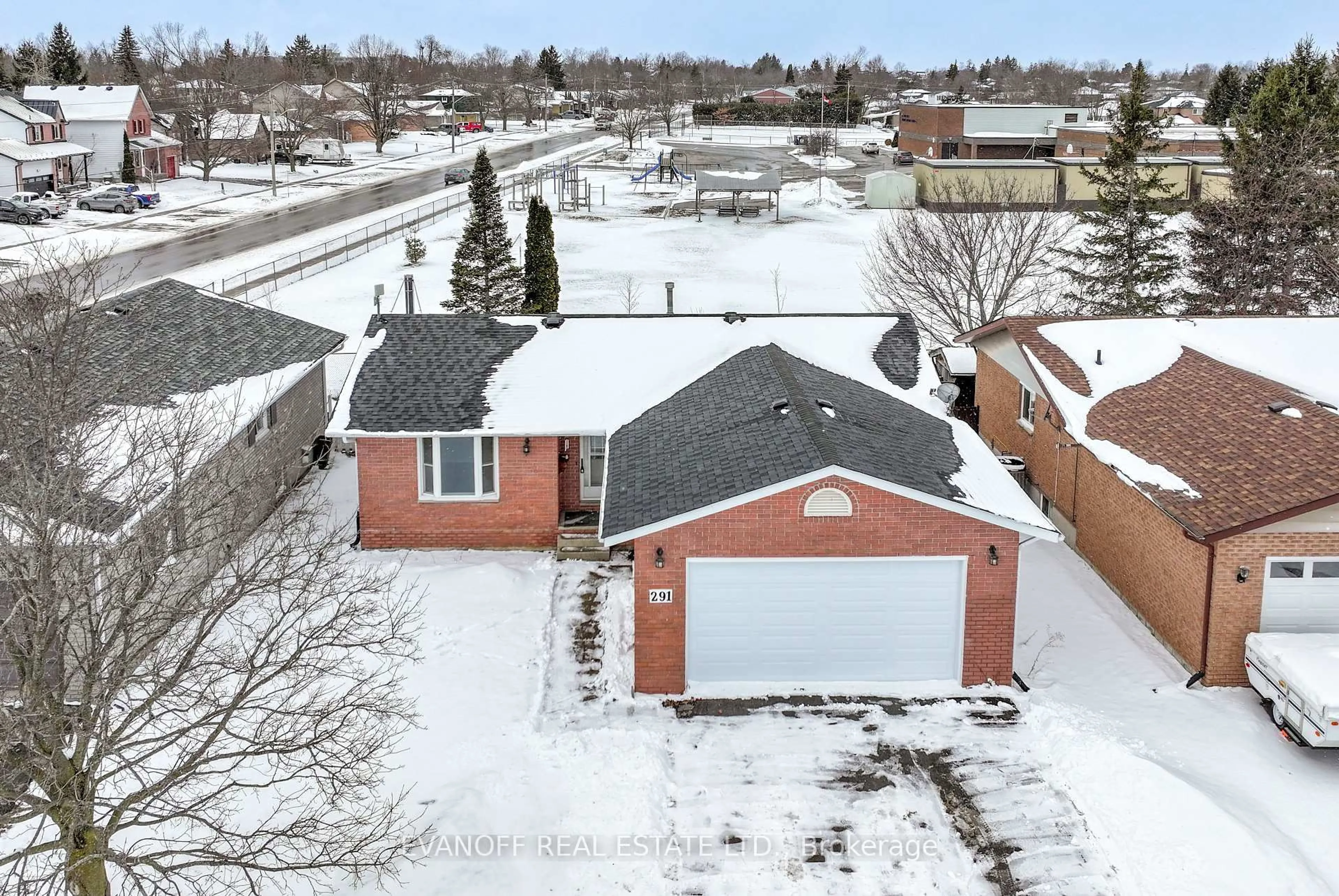 A pic from outside/outdoor area/front of a property/back of a property/a pic from drone, street for 291 Victoria Ave, Kawartha Lakes Ontario K9V 6A8