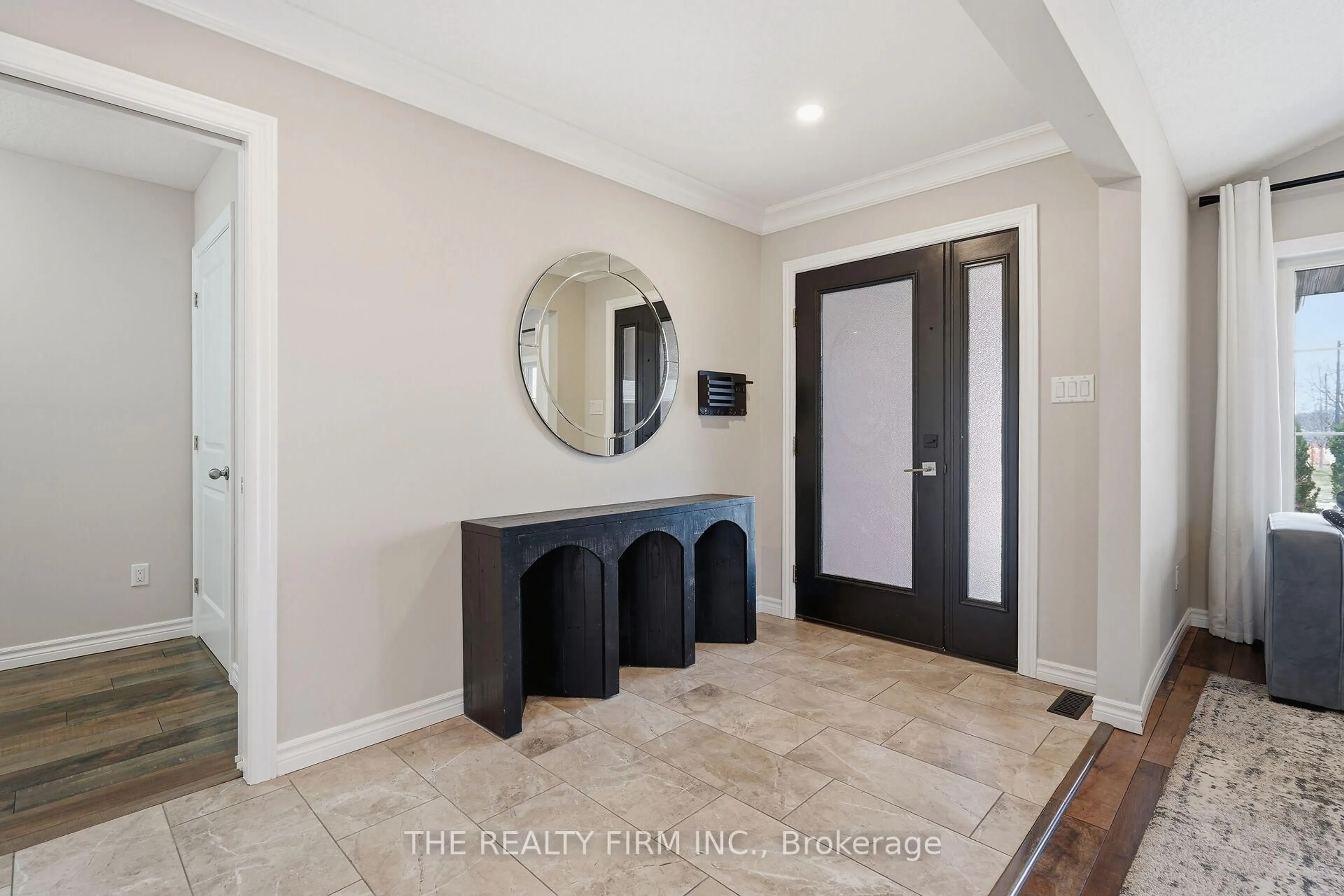 Indoor entryway for 15 Glenwood St, St. Thomas Ontario N5R 0G9