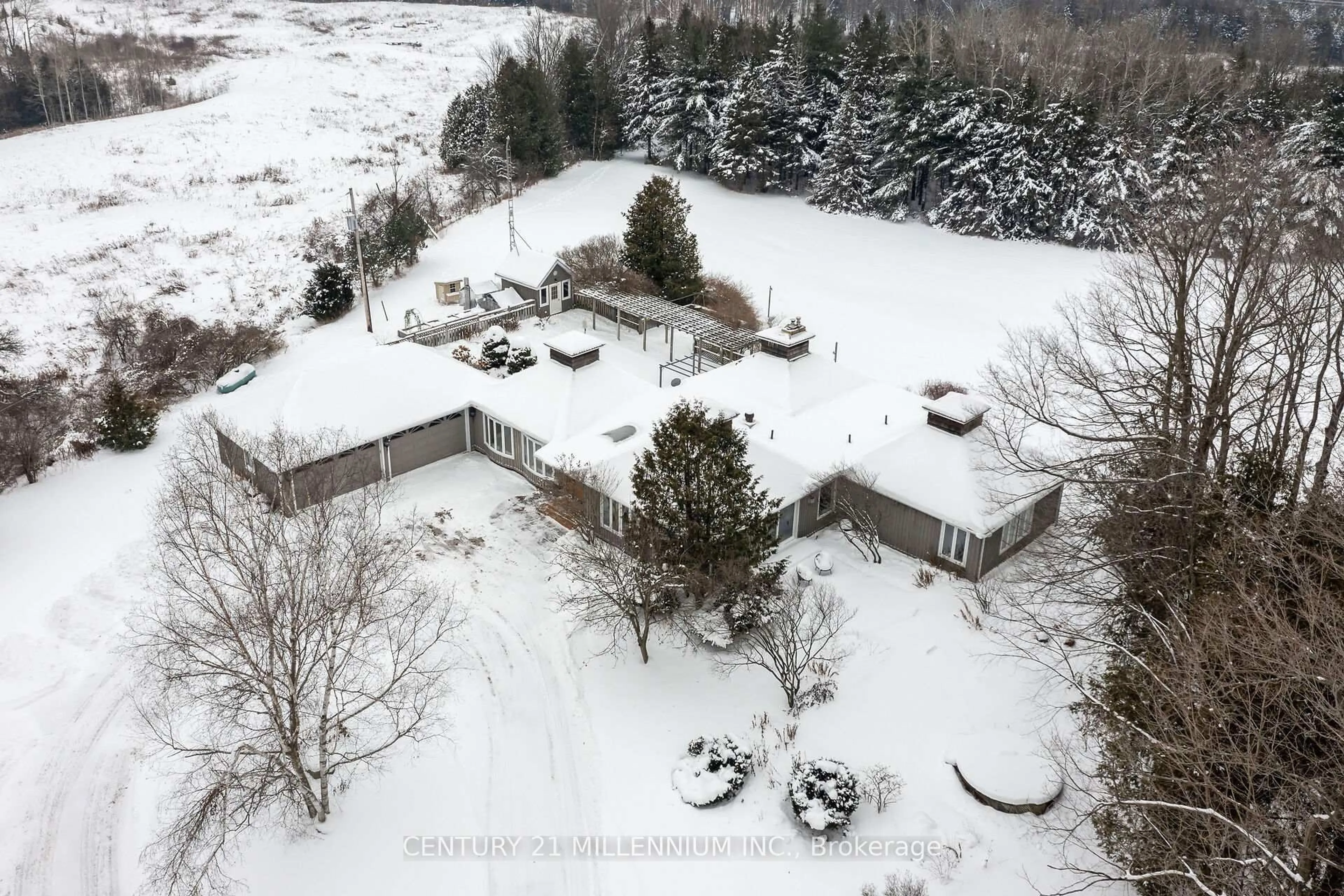 A pic from outside/outdoor area/front of a property/back of a property/a pic from drone, mountain view for 5136 Fifth Line, Erin Ontario N0B 1T0