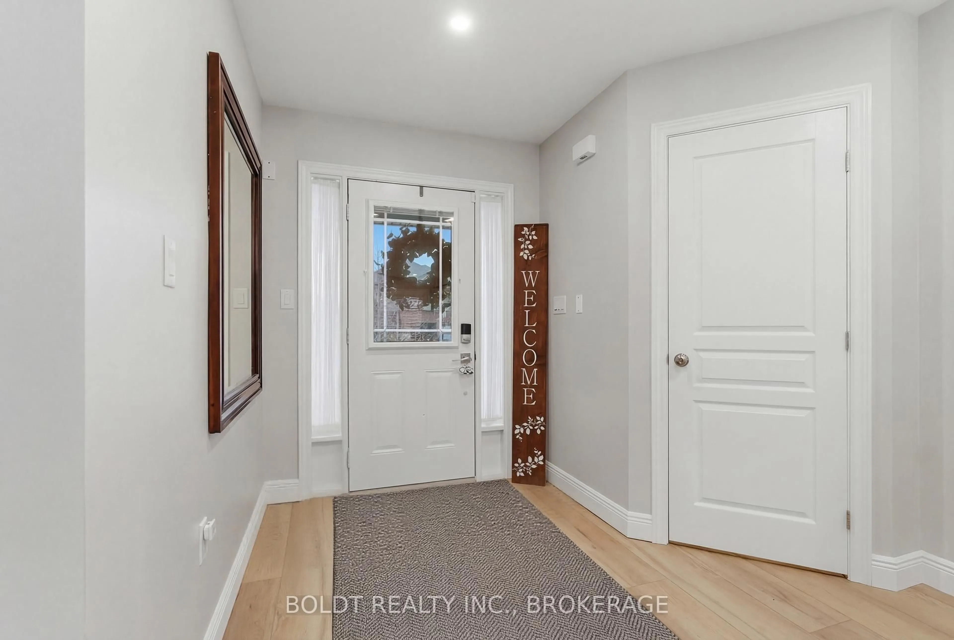 Indoor entryway for 4870 Allan Crt, Lincoln Ontario L0R 1B3