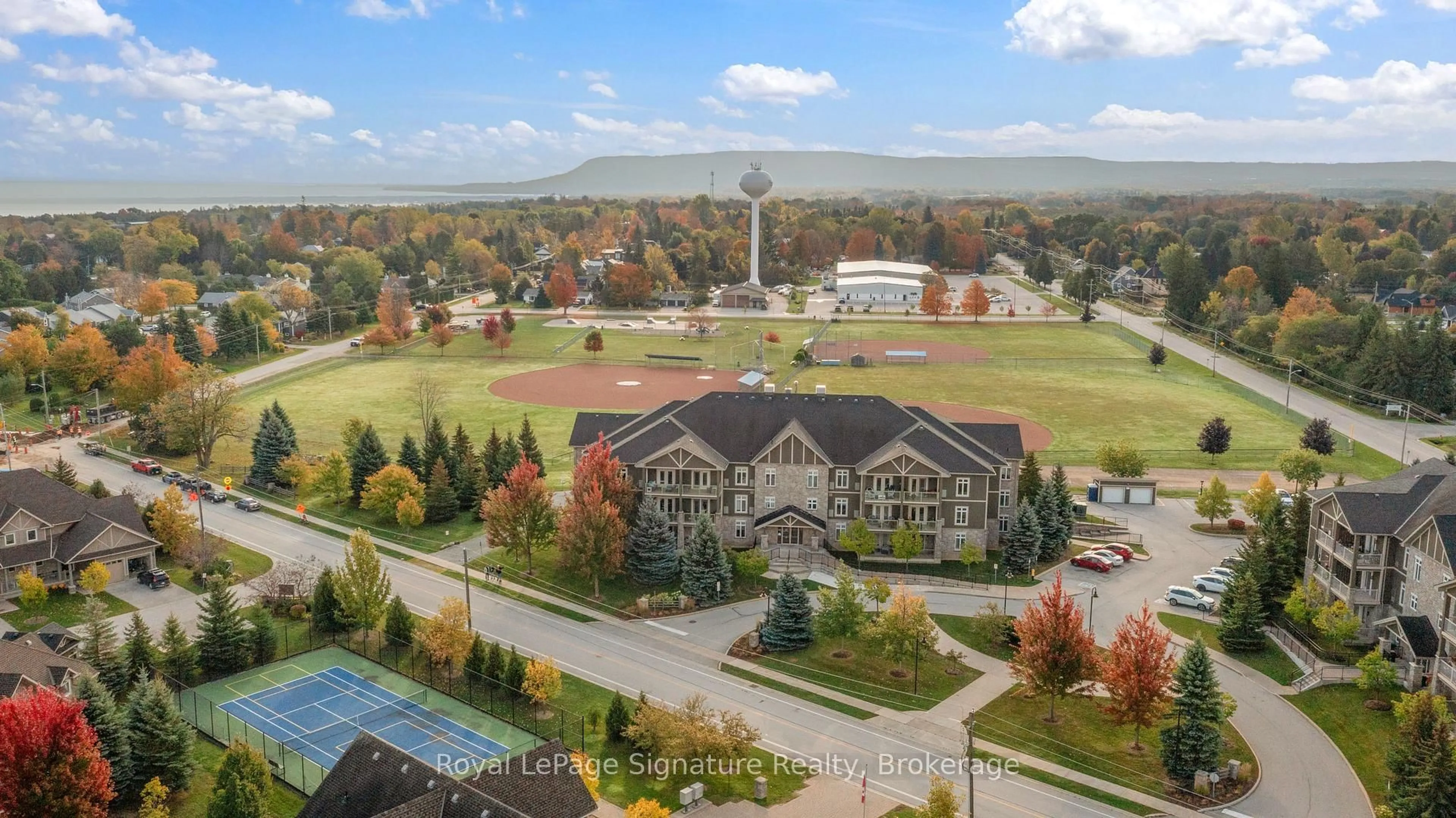 A pic from outside/outdoor area/front of a property/back of a property/a pic from drone, mountain view for 27 Beaver St #207, Blue Mountains Ontario N0H 2P0