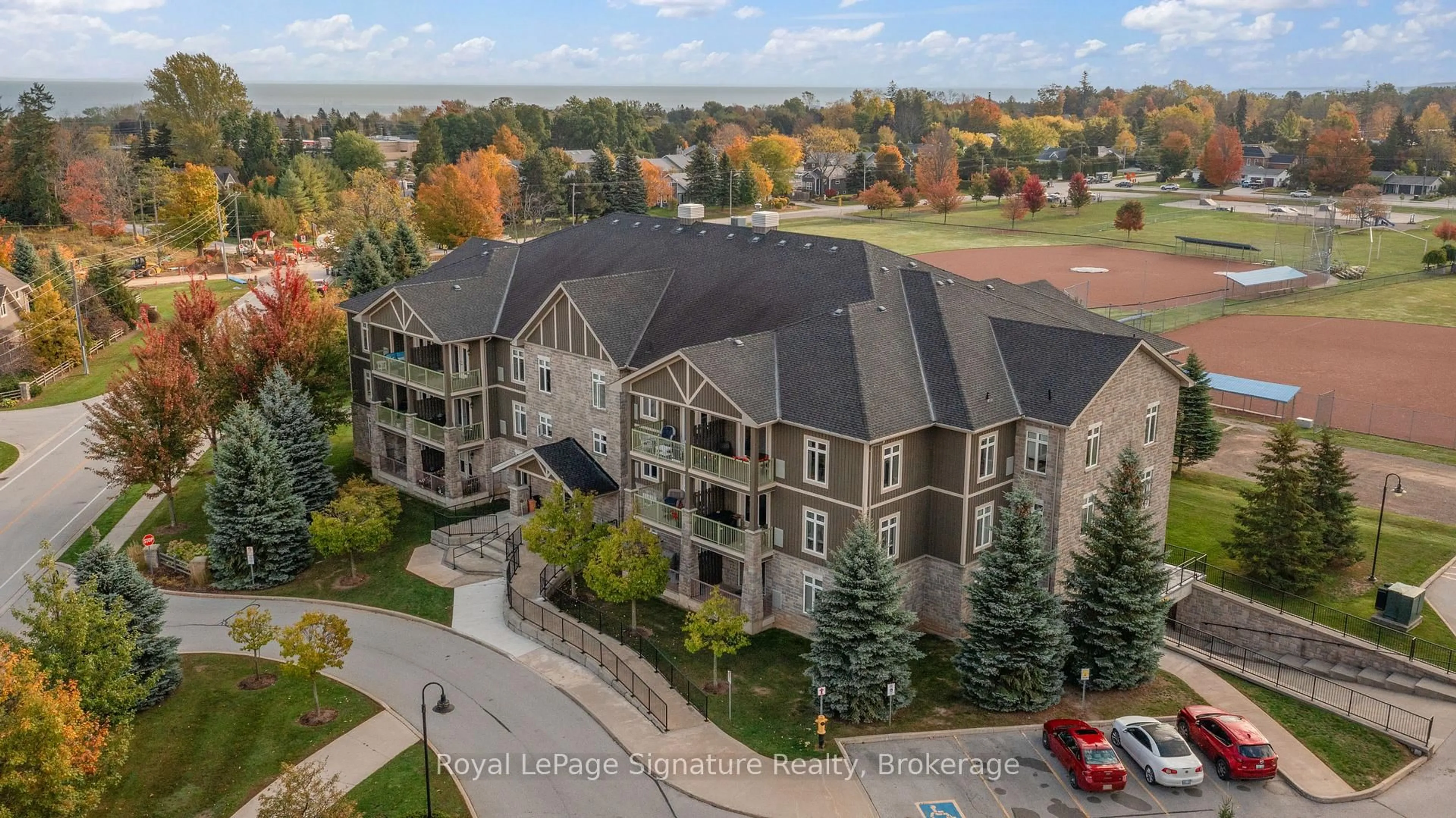 A pic from outside/outdoor area/front of a property/back of a property/a pic from drone, mountain view for 27 Beaver St #207, Blue Mountains Ontario N0H 2P0