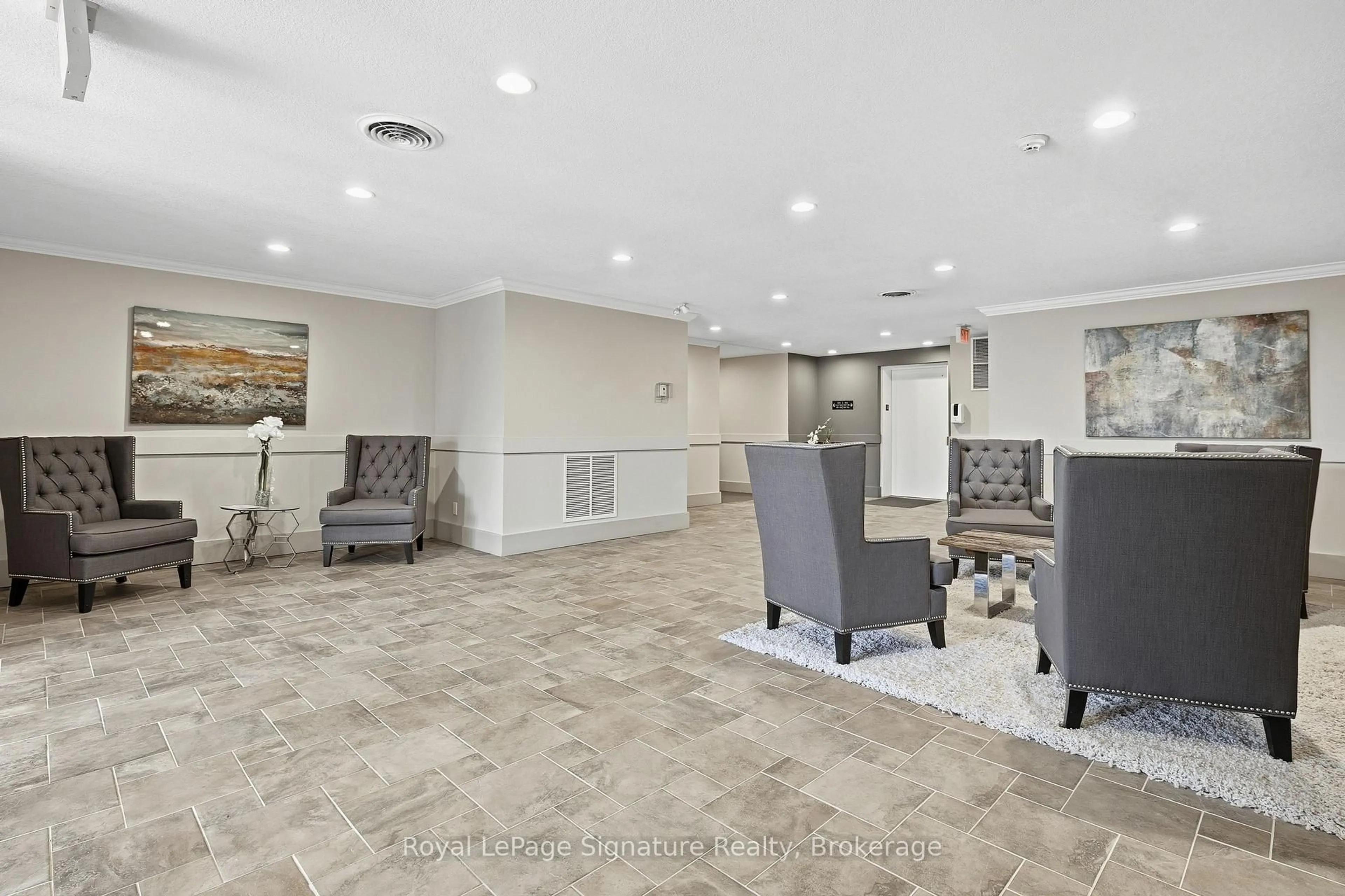 Indoor foyer for 27 Beaver St #207, Blue Mountains Ontario N0H 2P0