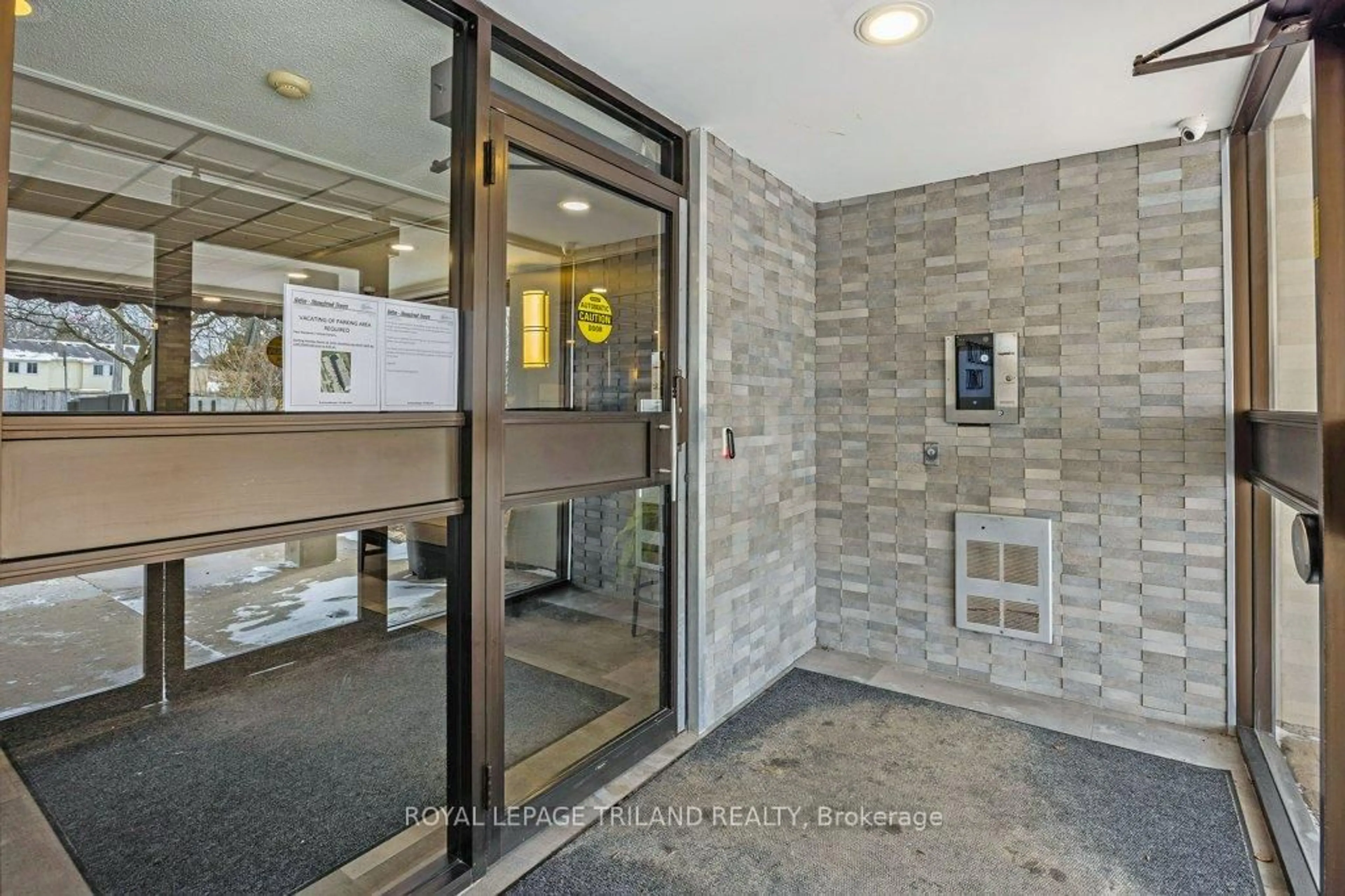 Indoor foyer for 1600 Adelaide St #204, London North Ontario N5X 3H6