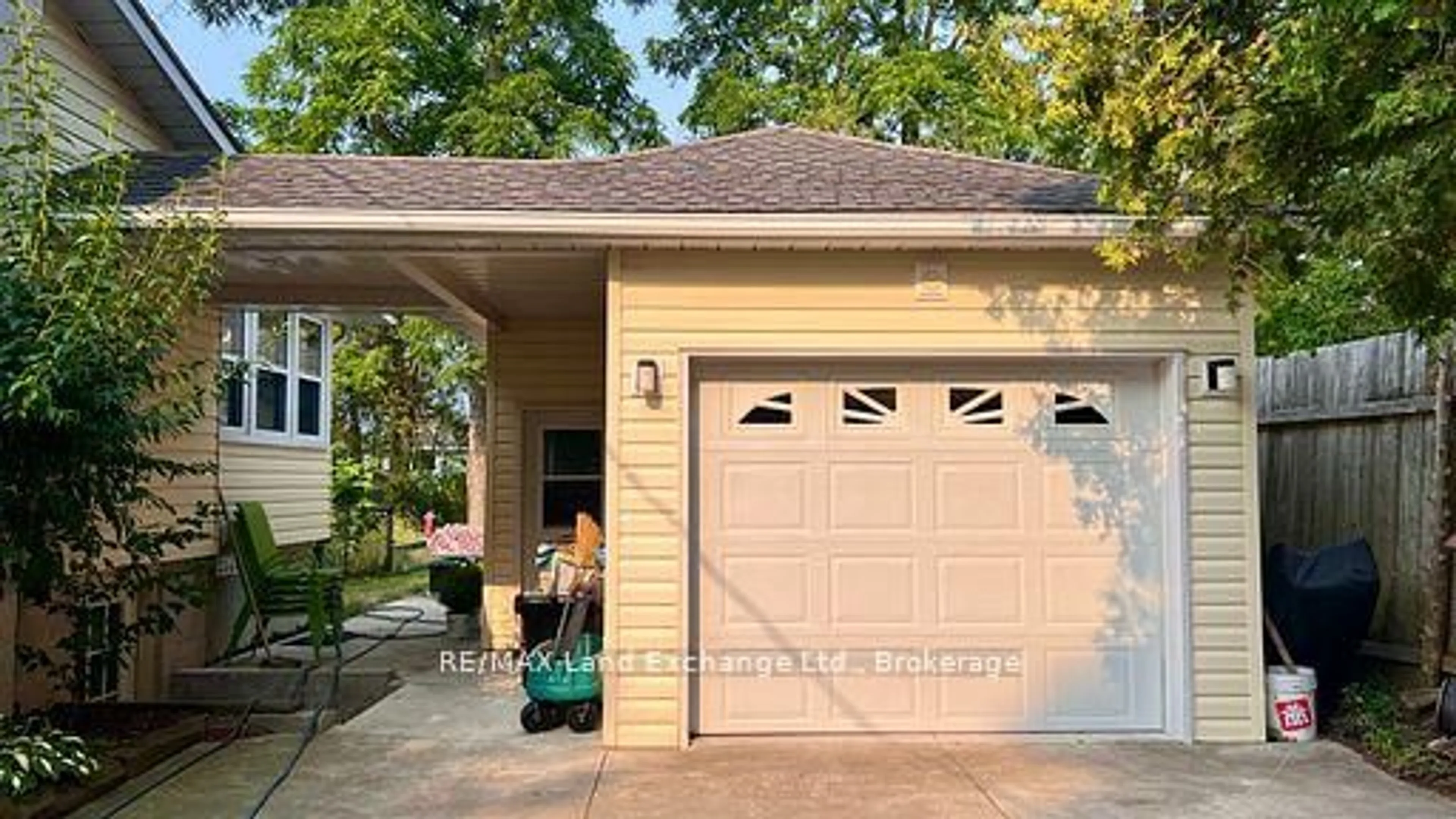 Indoor garage for 213 Huron Rd, Huron-Kinloss Ontario N2Z 2X3