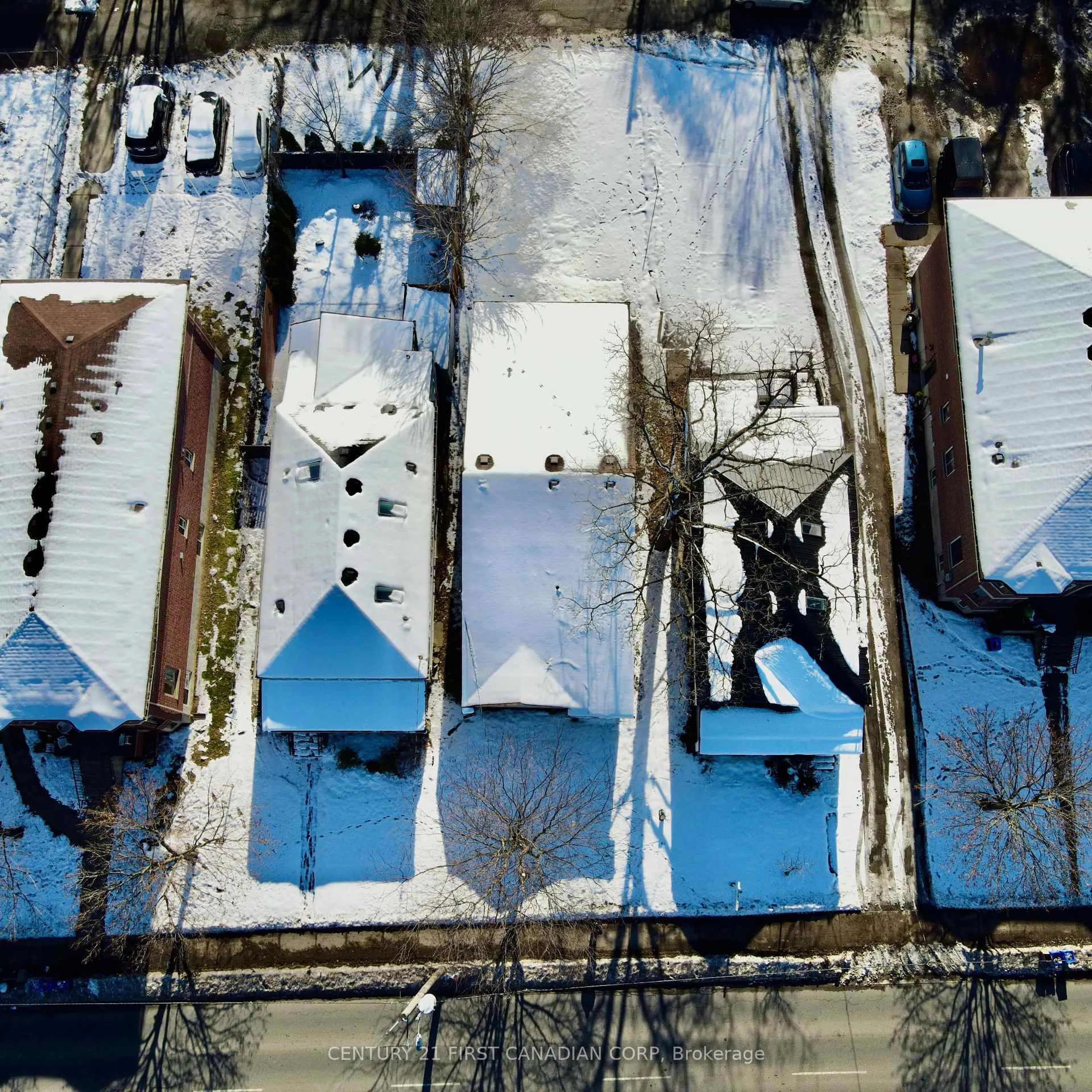 A pic from outside/outdoor area/front of a property/back of a property/a pic from drone, street for 353 Oxford St, London East Ontario N6A 1V6