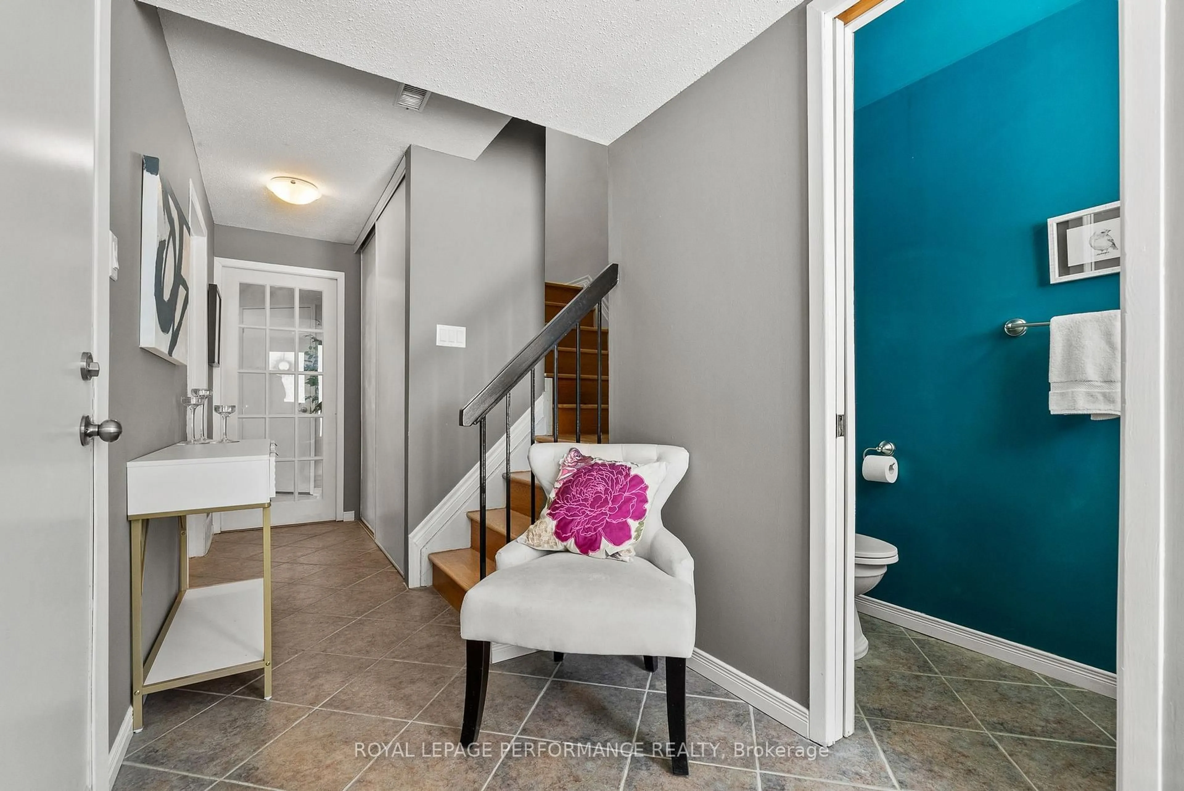 Indoor entryway for 6919 Du Bois Ave, Ottawa Ontario K1C 5L3