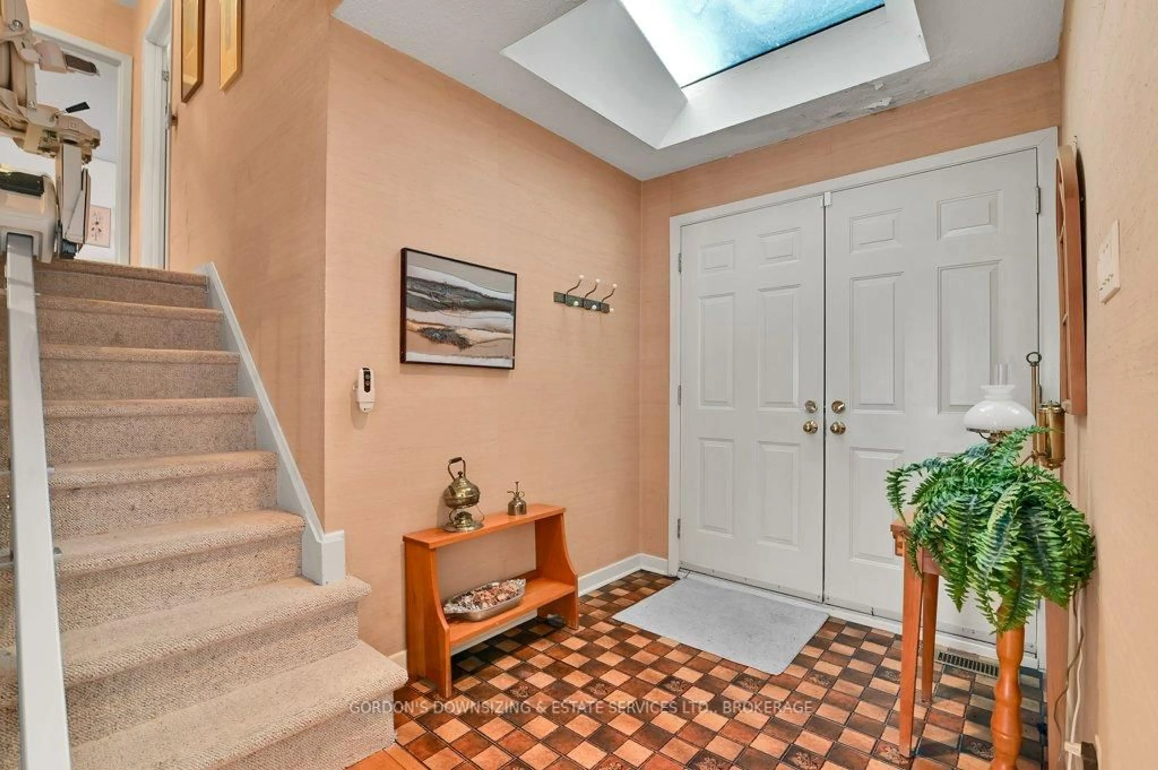 Indoor foyer for 109 Dorothea Dr, Ottawa Ontario K1V 7C6