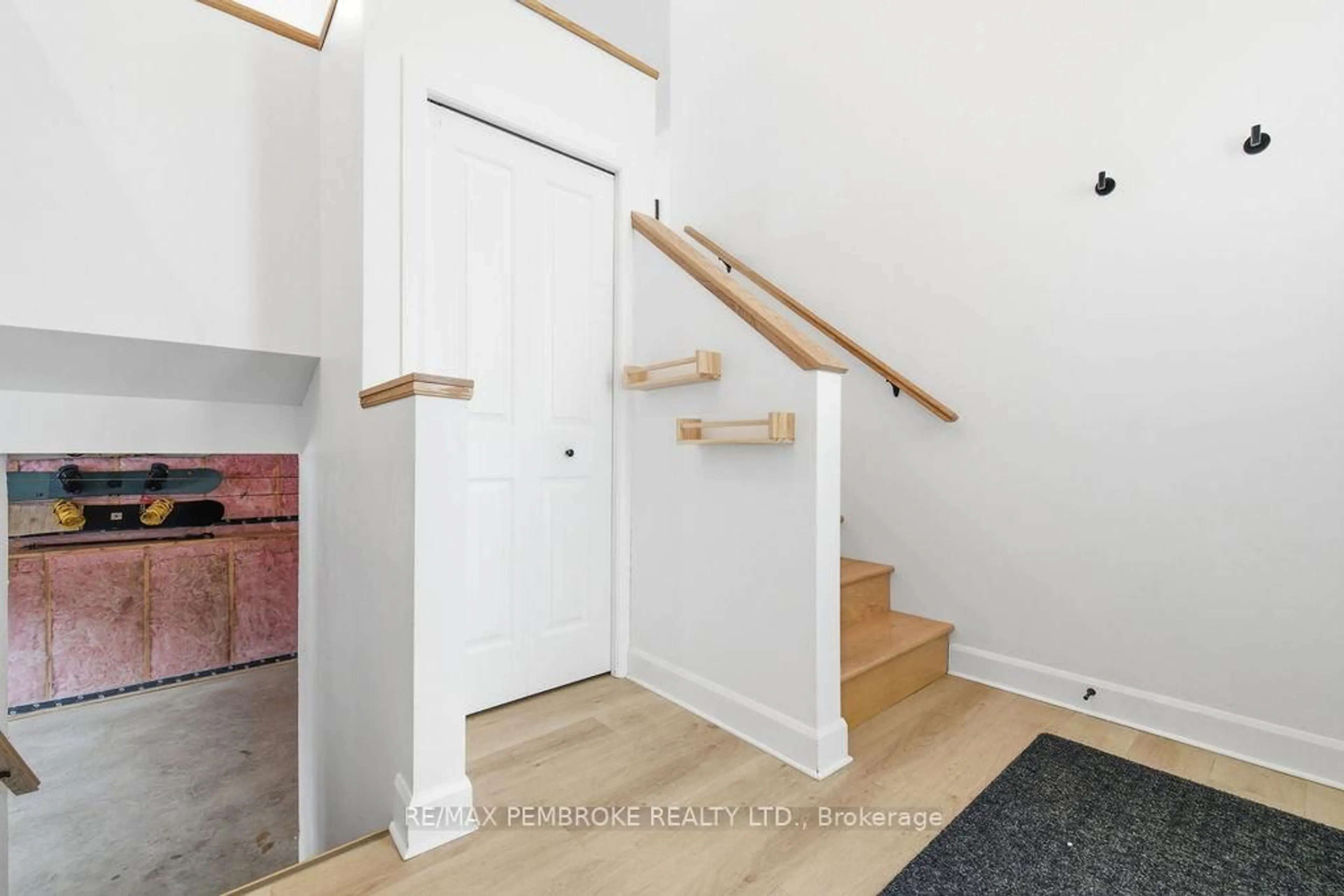 Indoor entryway for 38 Terrance Dr, Petawawa Ontario K8H 0H3