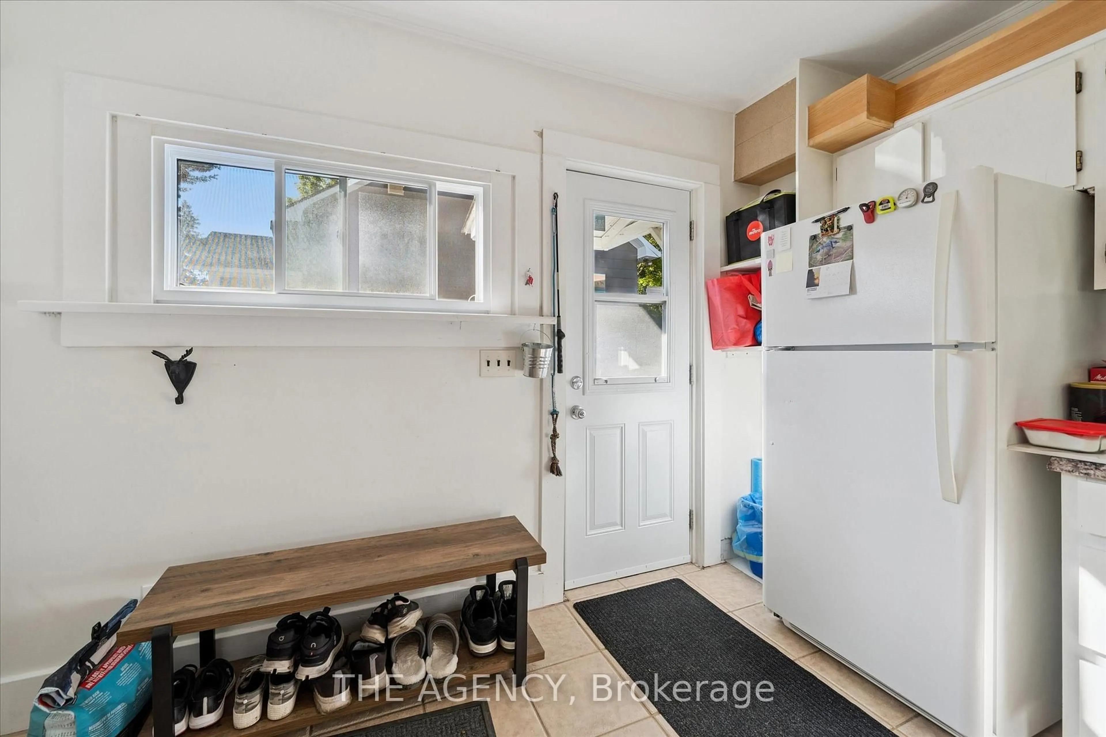 Indoor entryway for 31 Brunel Rd, Huntsville Ontario P1H 1P4