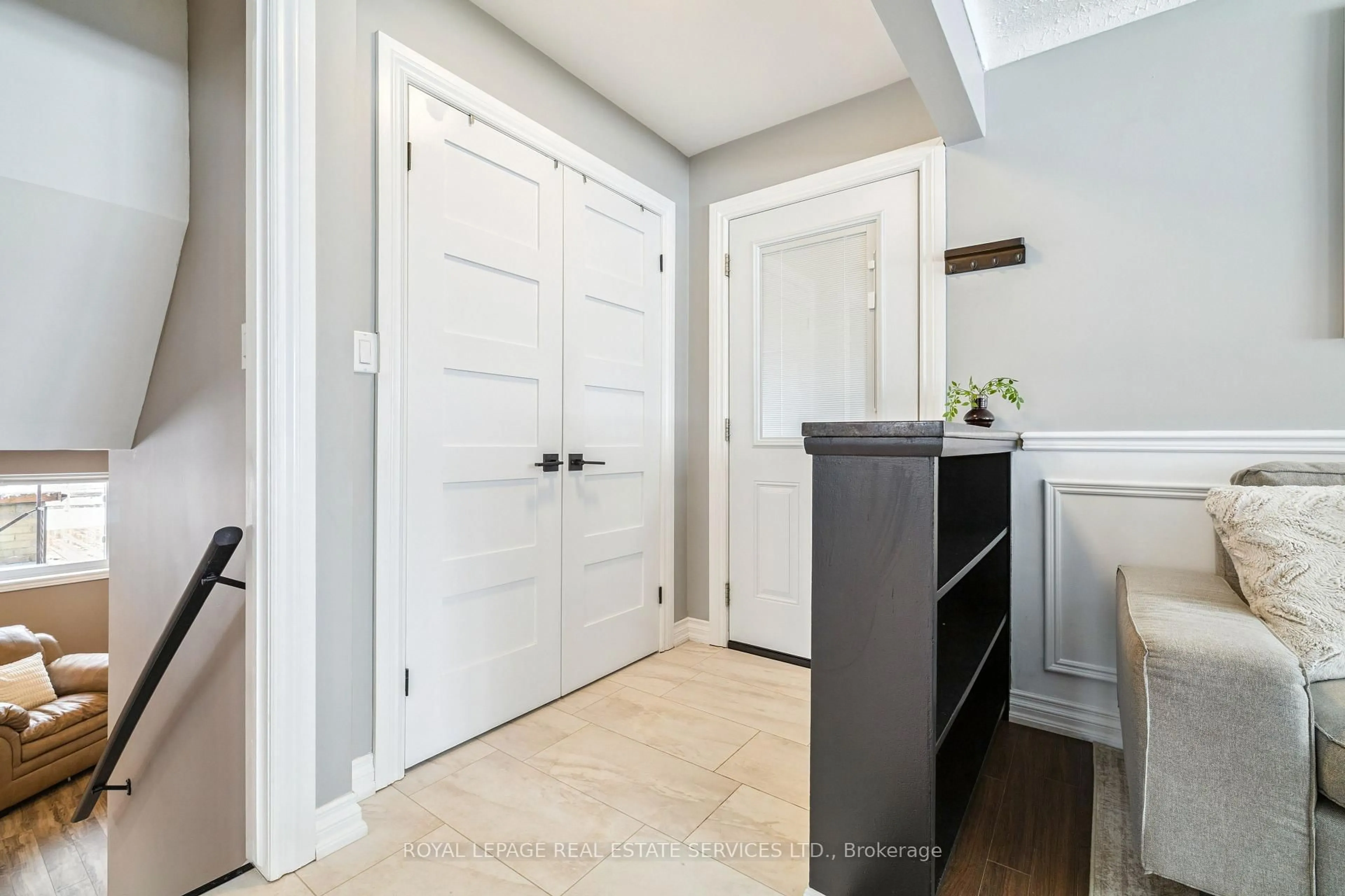 Indoor entryway for 76 Endicott Terr, Welland Ontario L3C 5R8