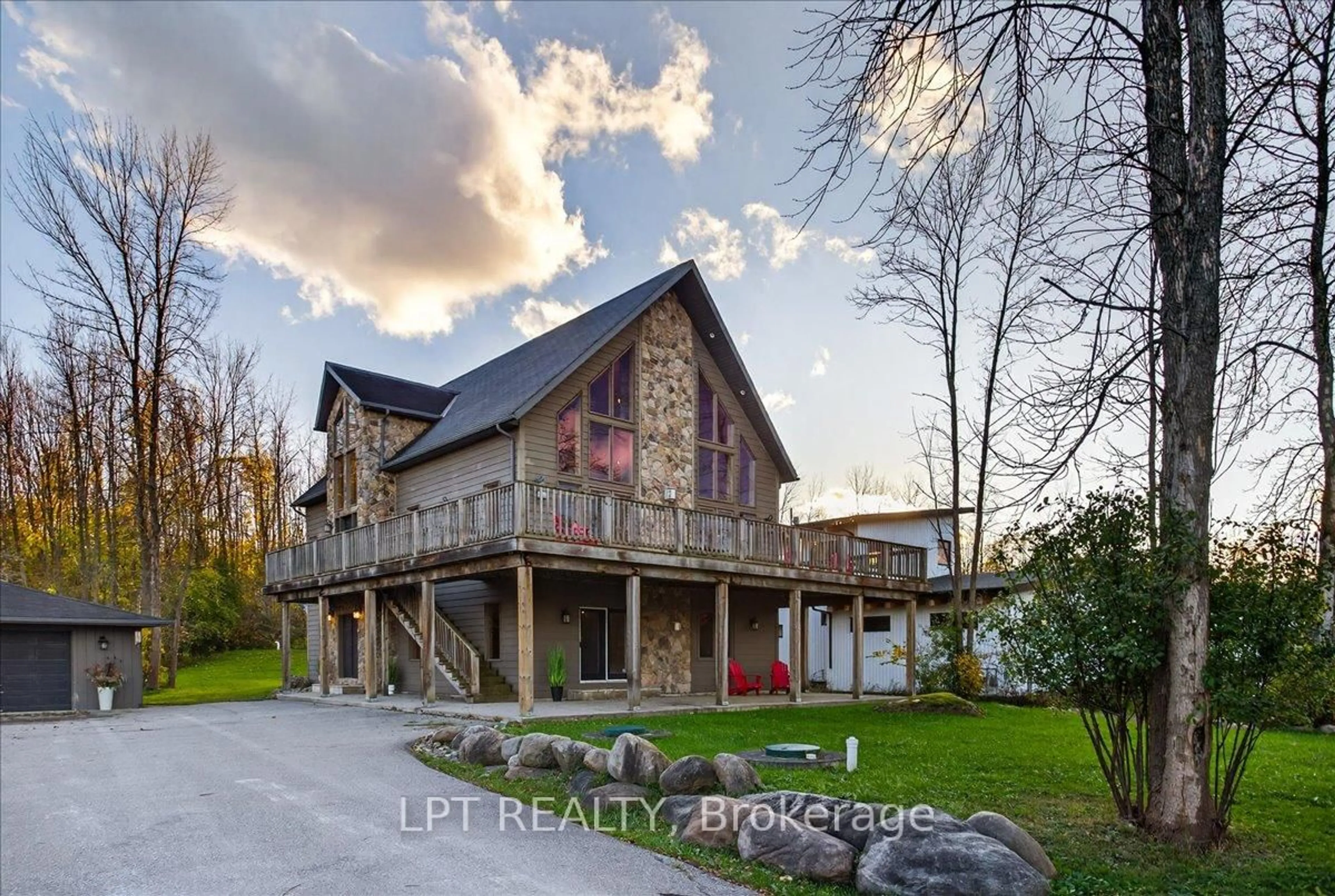 A pic from outside/outdoor area/front of a property/back of a property/a pic from drone, building for 192 Sunset Blvd, Blue Mountains Ontario N0H 2P0