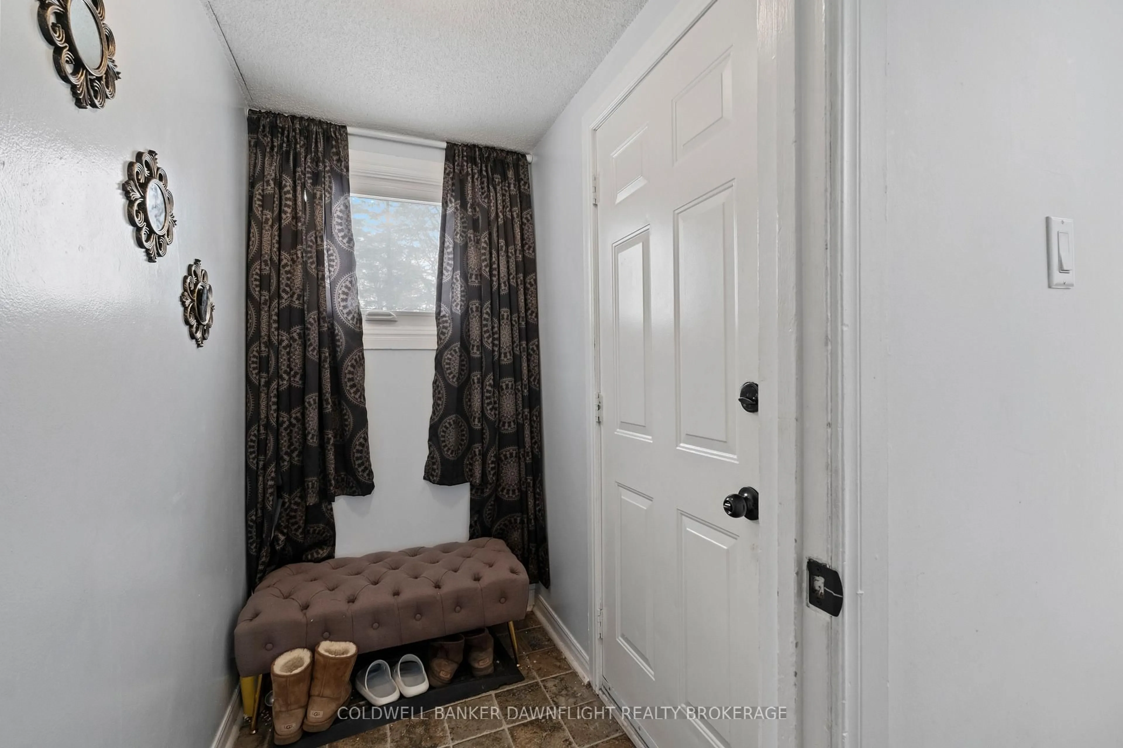 Indoor entryway for 18 St Charles Pl #18, Central Huron Ontario N0M 1L0