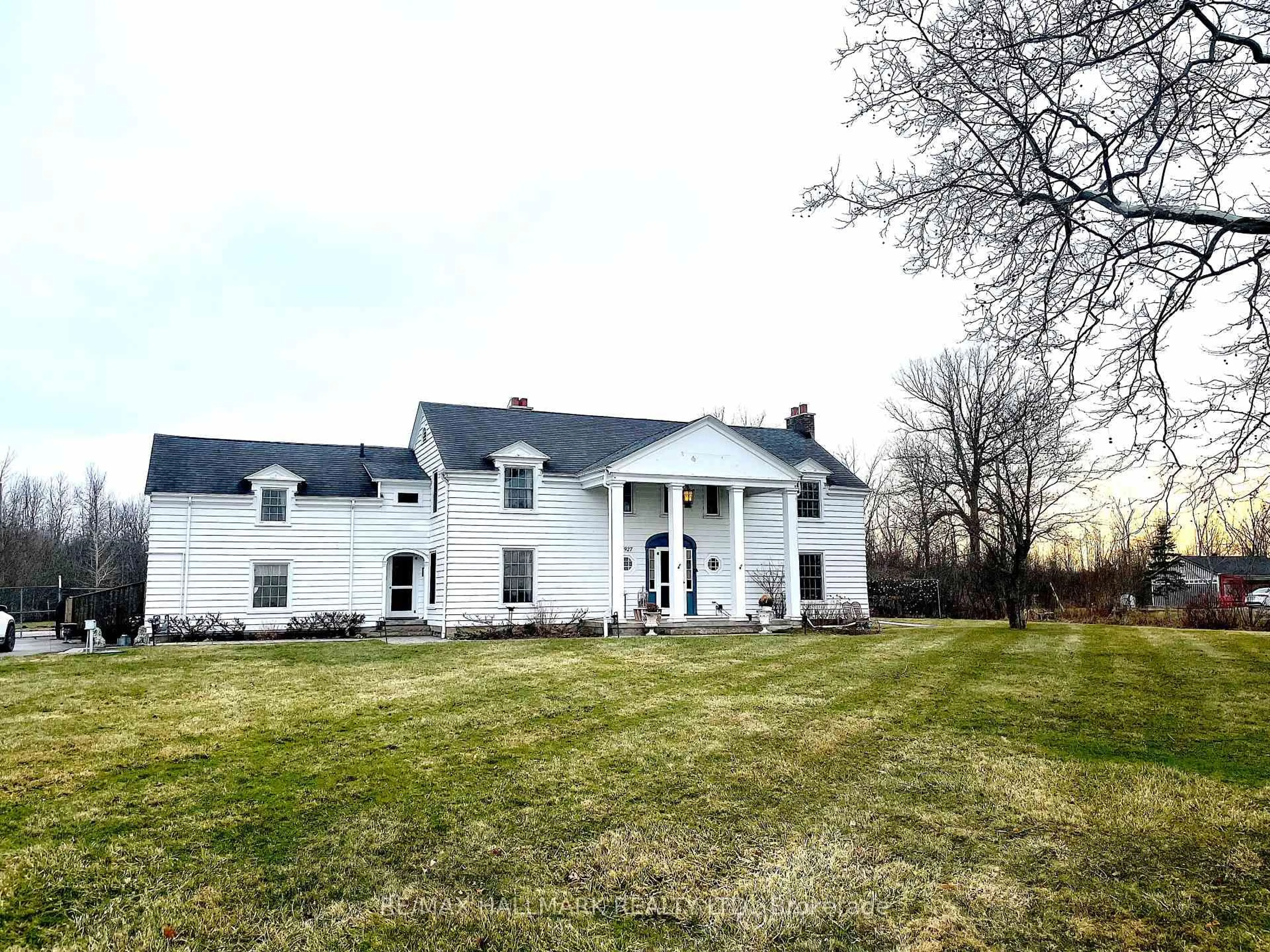A pic from outside/outdoor area/front of a property/back of a property/a pic from drone, building for 1927 Niagara Pkwy, Fort Erie Ontario L2A 5M4