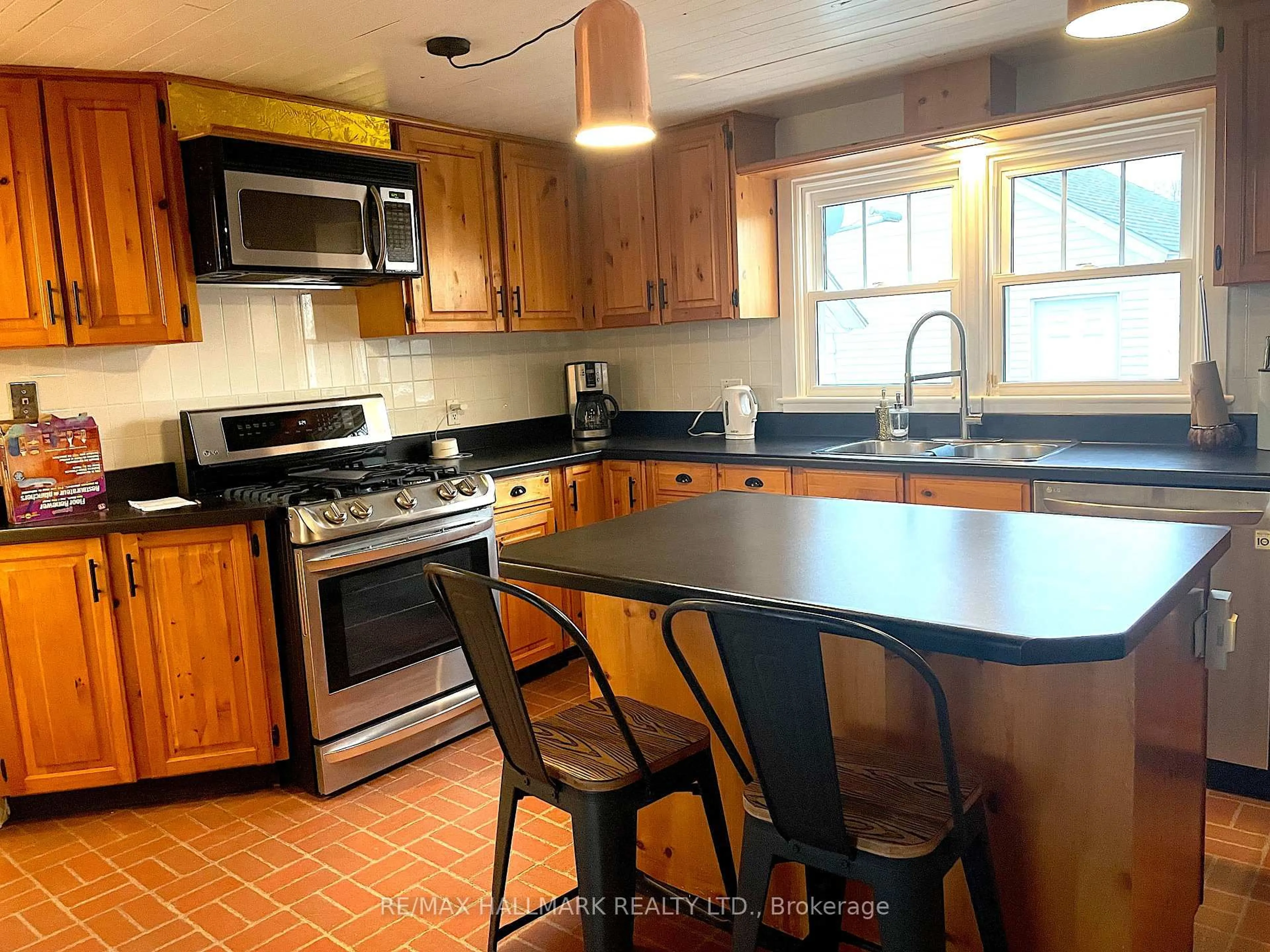 Standard kitchen, ceramic/tile floor for 1927 Niagara Pkwy, Fort Erie Ontario L2A 5M4