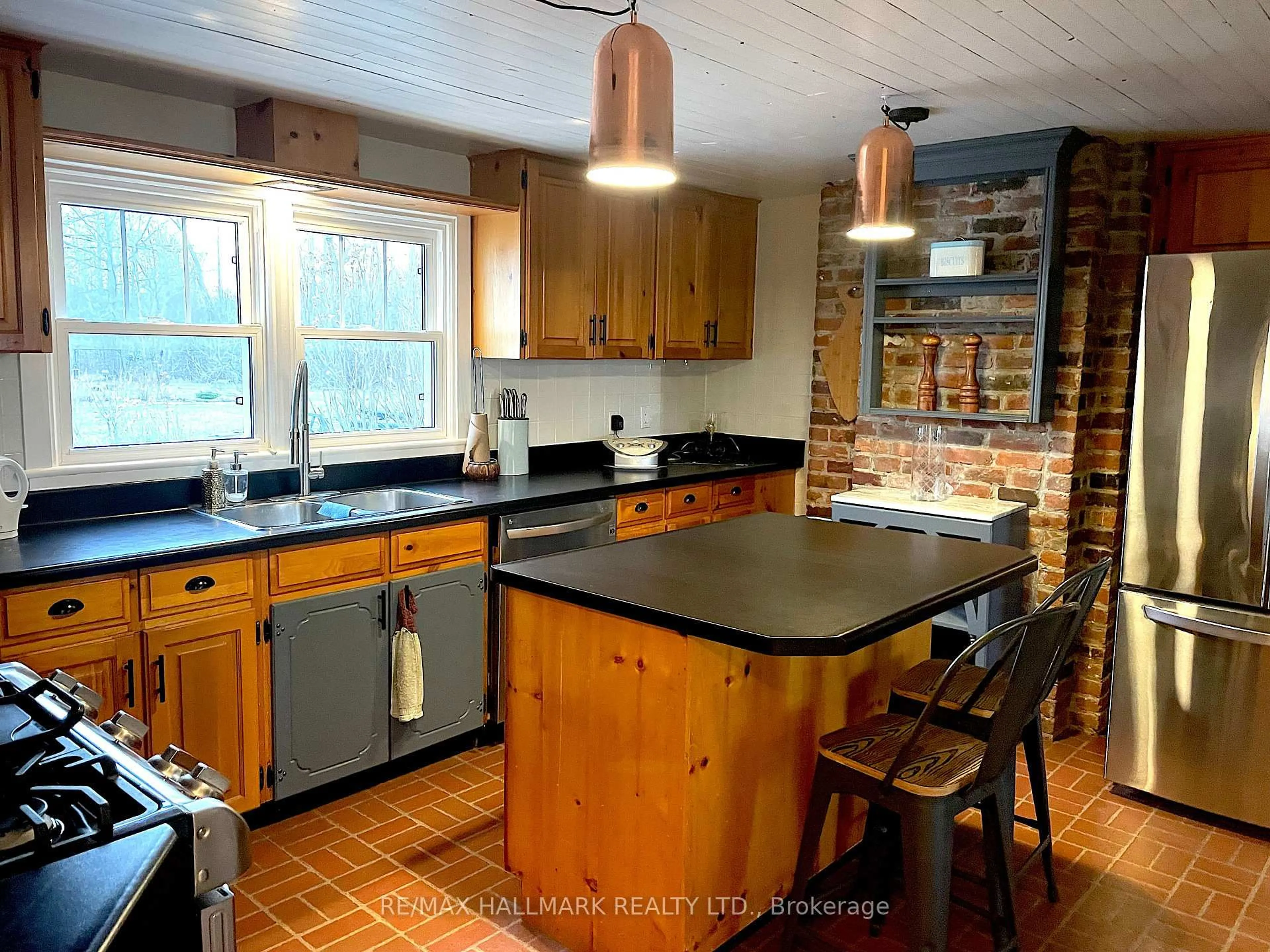 Open concept kitchen, unknown for 1927 Niagara Pkwy, Fort Erie Ontario L2A 5M4