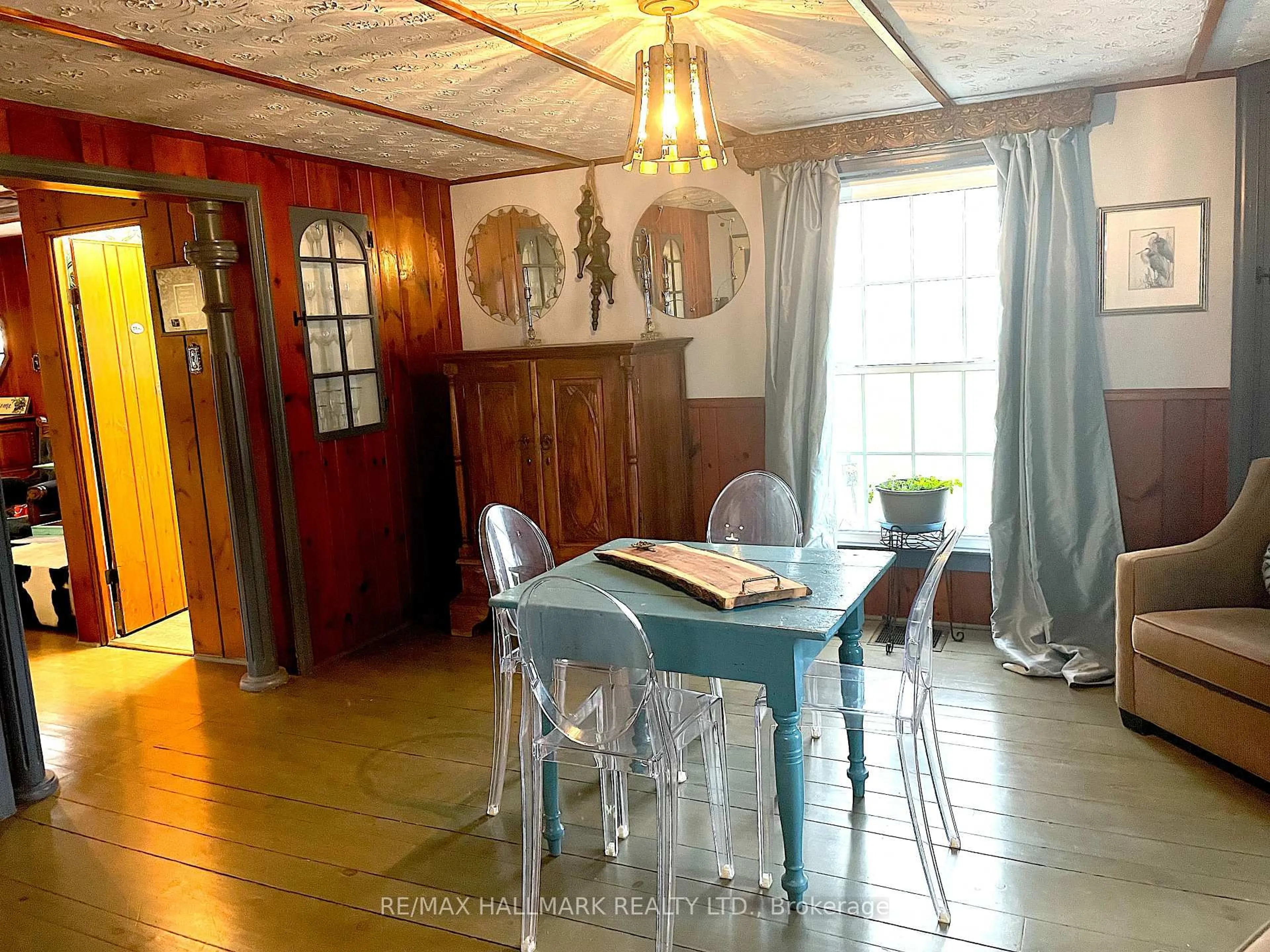 Dining room, wood/laminate floor for 1927 Niagara Pkwy, Fort Erie Ontario L2A 5M4