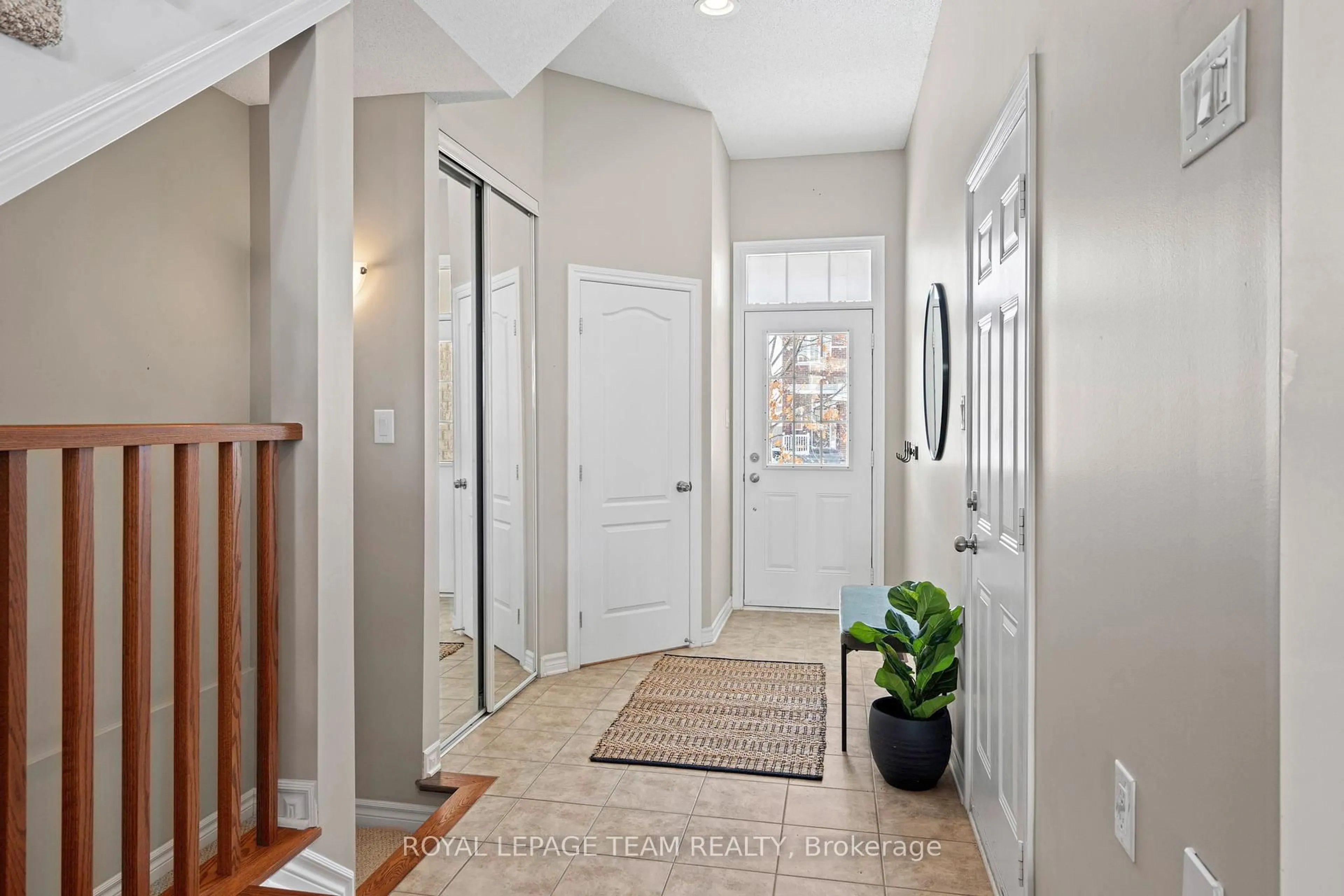 Indoor entryway for 319 Kingbrook Dr, Ottawa Ontario K2M 0G1