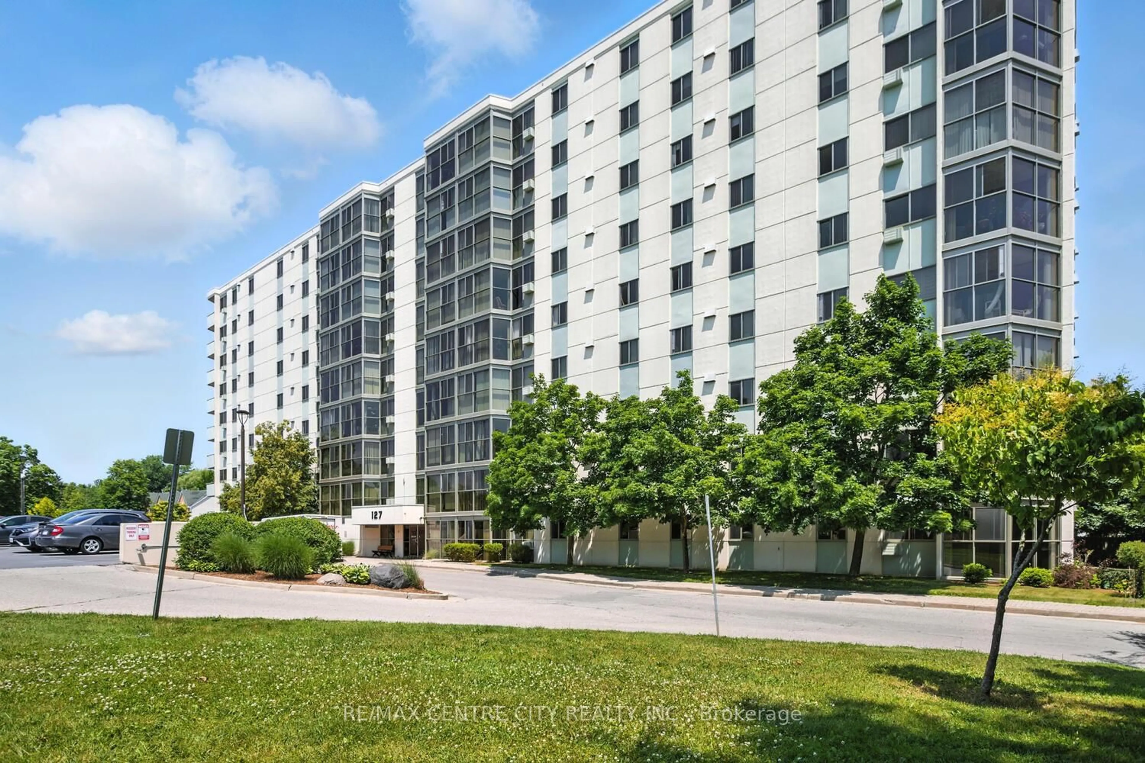 A pic from outside/outdoor area/front of a property/back of a property/a pic from drone, building for 127 Belmont Dr #809, London South Ontario N6J 4J7