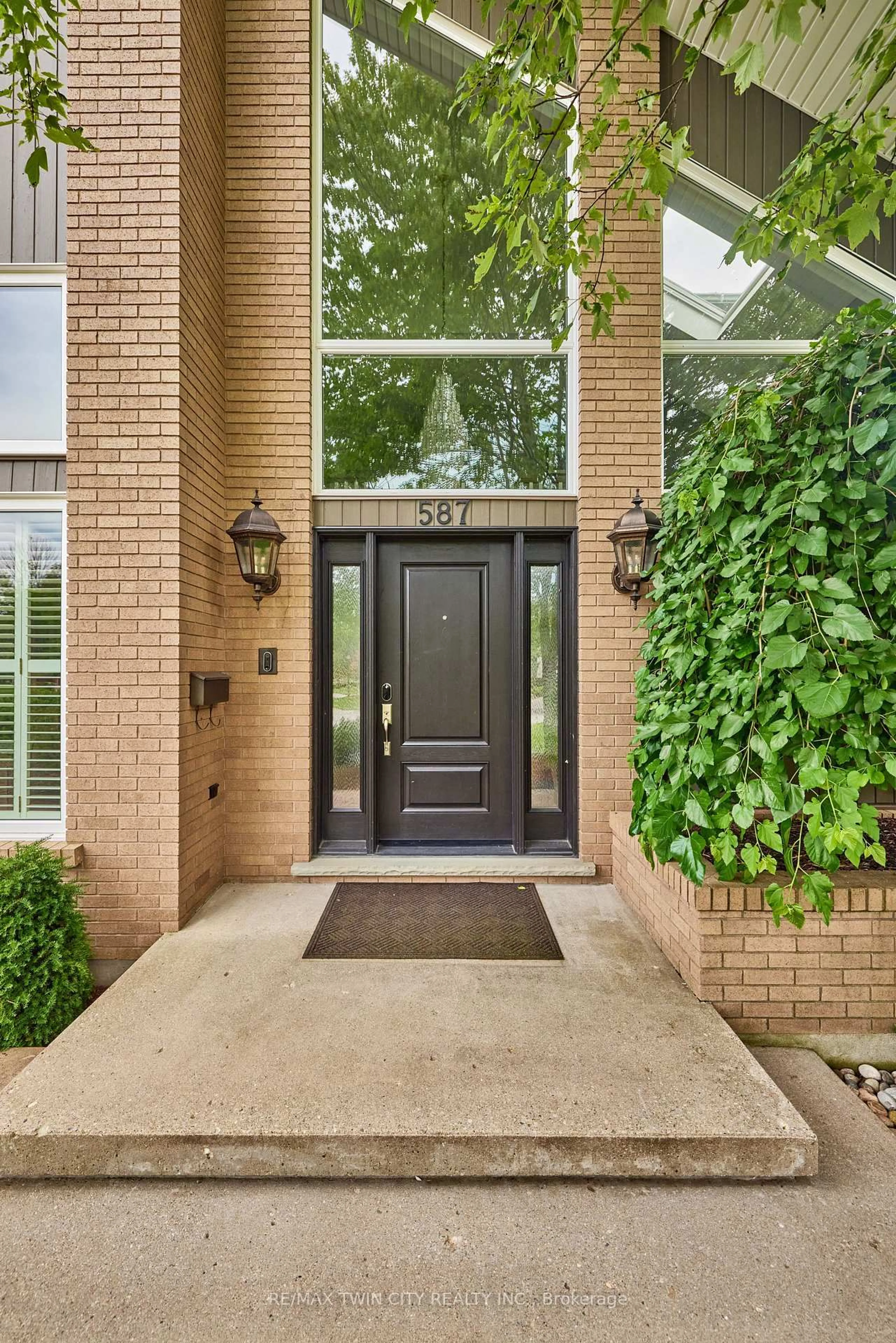 Indoor entryway for 587 Manorwood Crt, Waterloo Ontario N2K 3L7