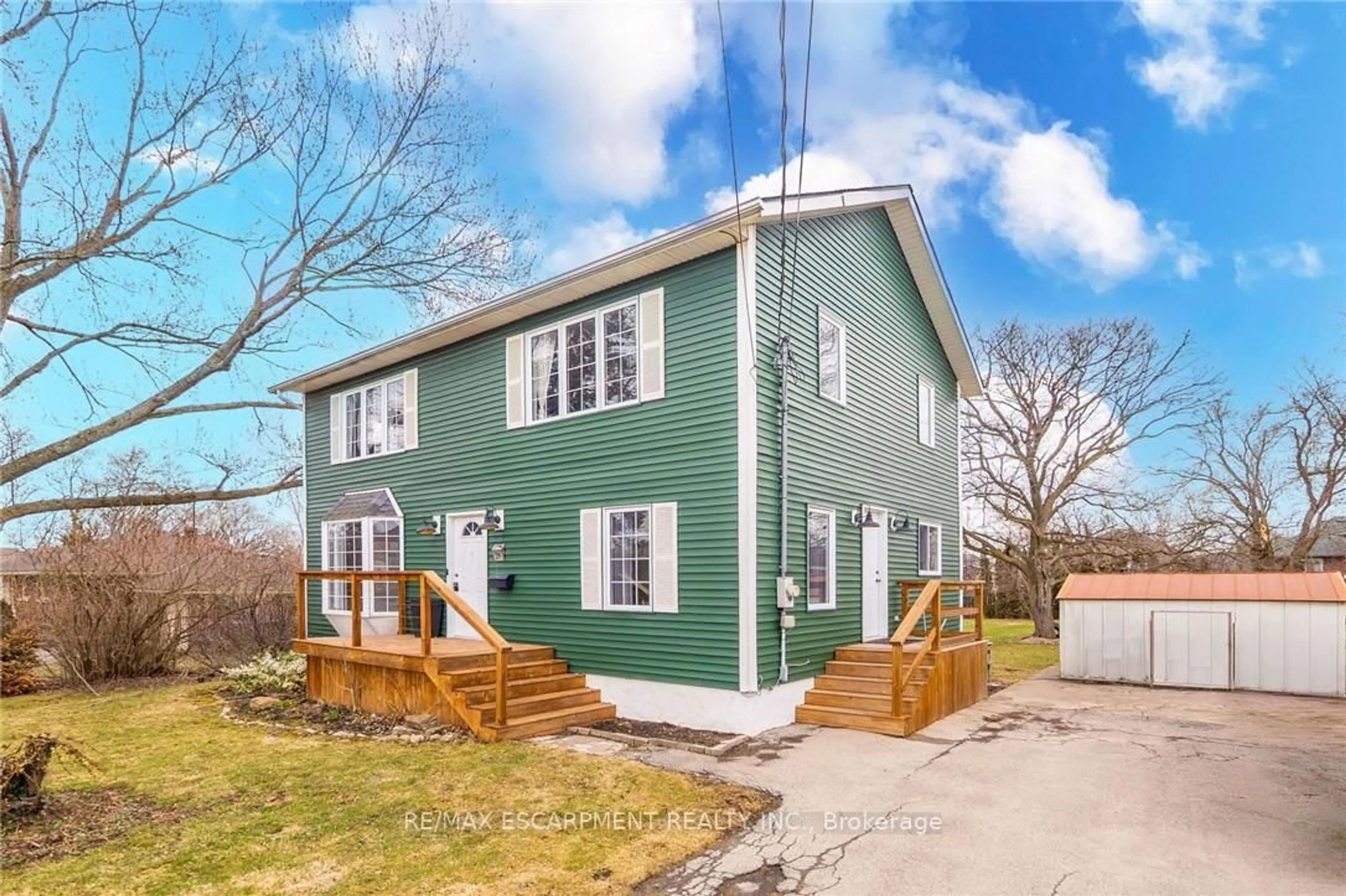 Home with vinyl exterior material, street for 29 Quaker Rd, Welland Ontario L3C 3G3