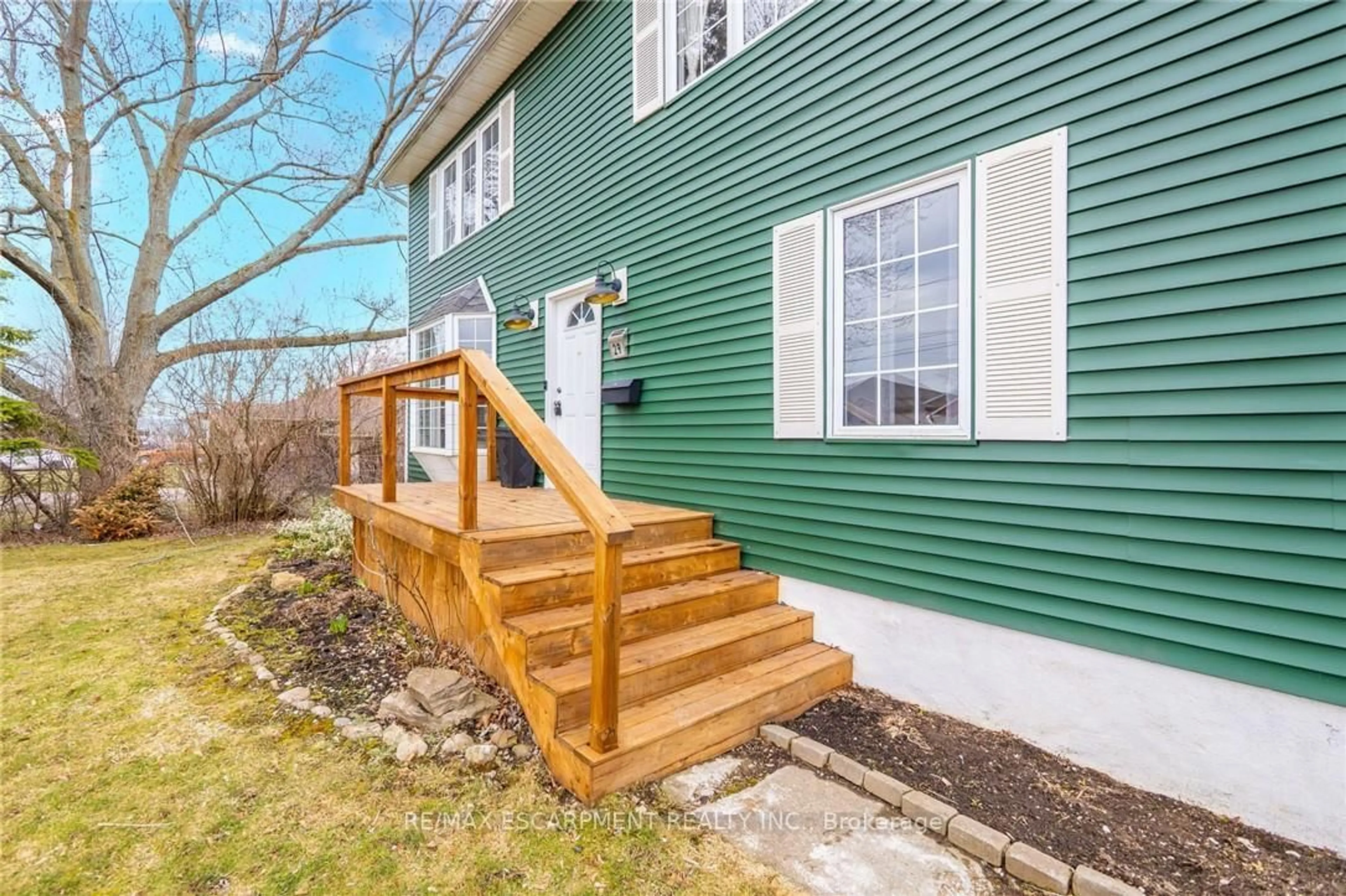 Home with vinyl exterior material, street for 29 Quaker Rd, Welland Ontario L3C 3G3