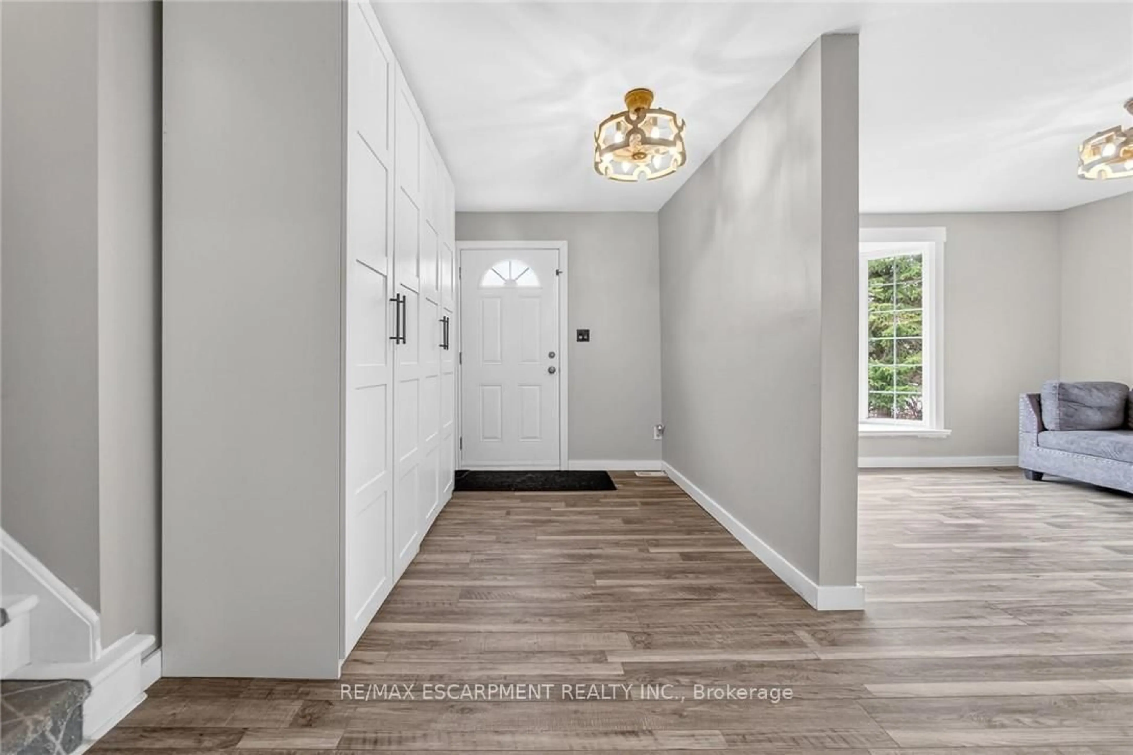 Indoor entryway for 29 Quaker Rd, Welland Ontario L3C 3G3