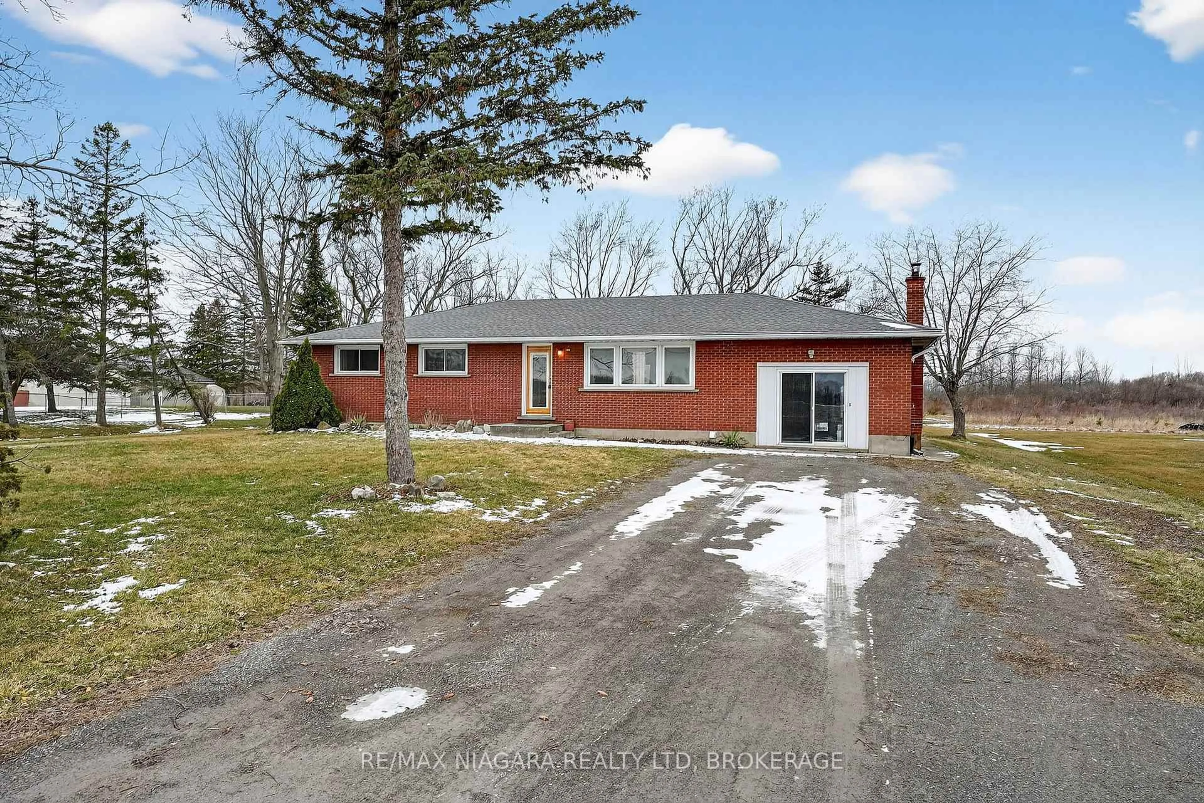 A pic from outside/outdoor area/front of a property/back of a property/a pic from drone, street for 3818 Elm St, Port Colborne Ontario L3K 5V5