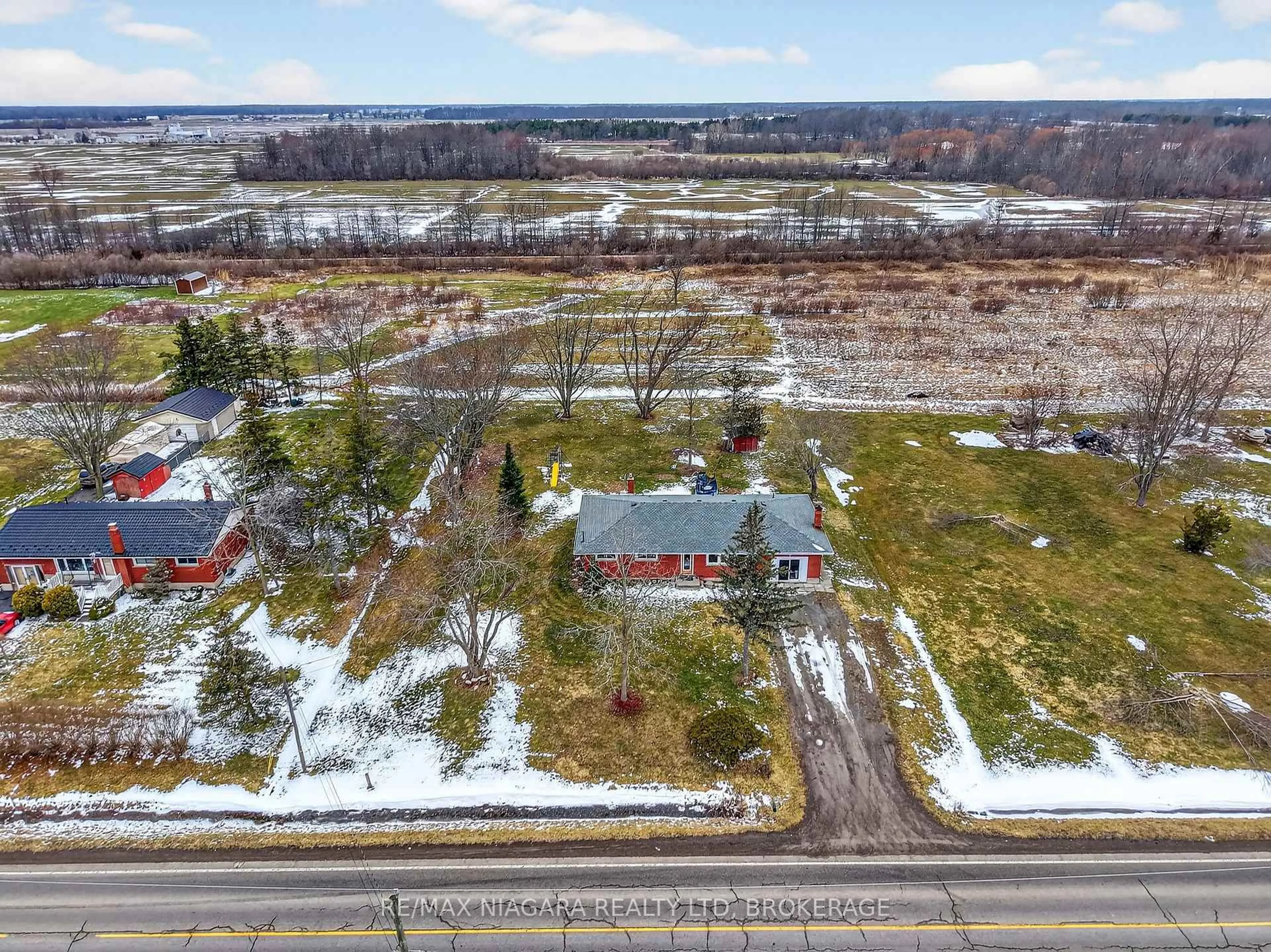 A pic from outside/outdoor area/front of a property/back of a property/a pic from drone, unknown for 3818 Elm St, Port Colborne Ontario L3K 5V5