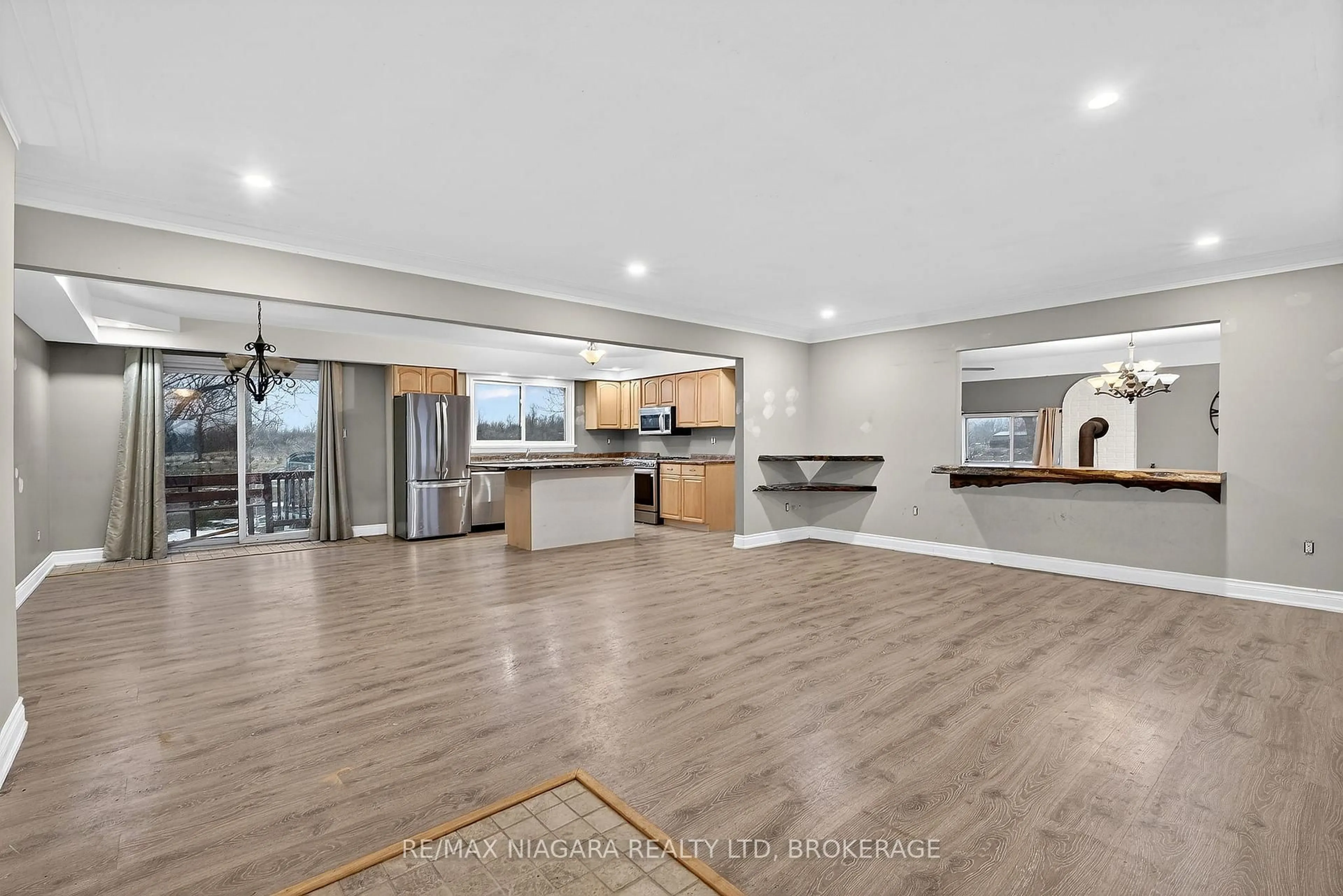 Open concept kitchen, unknown for 3818 Elm St, Port Colborne Ontario L3K 5V5