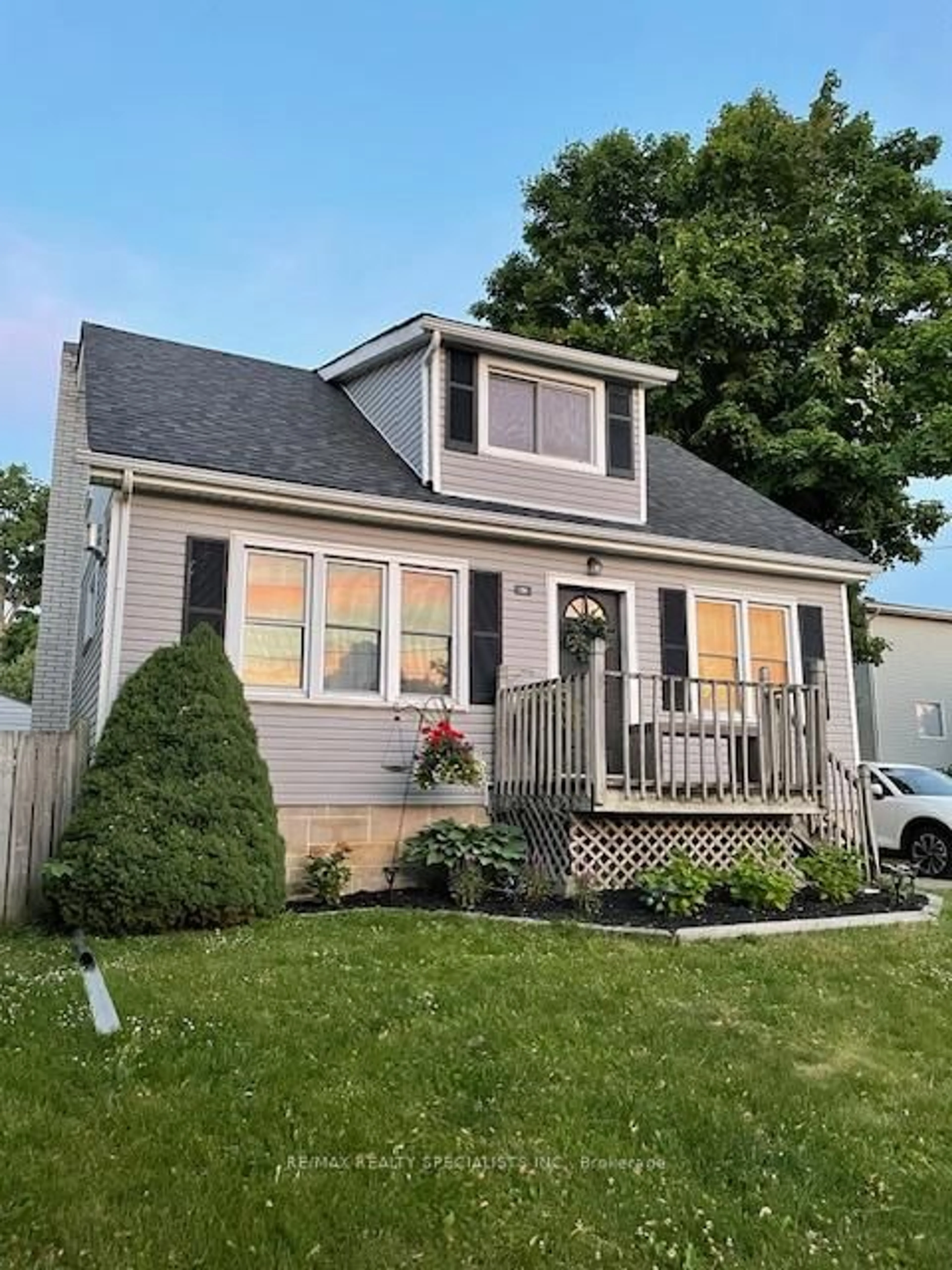 Home with vinyl exterior material, street for 196 Queen St, Centre Wellington Ontario N1M 1S7