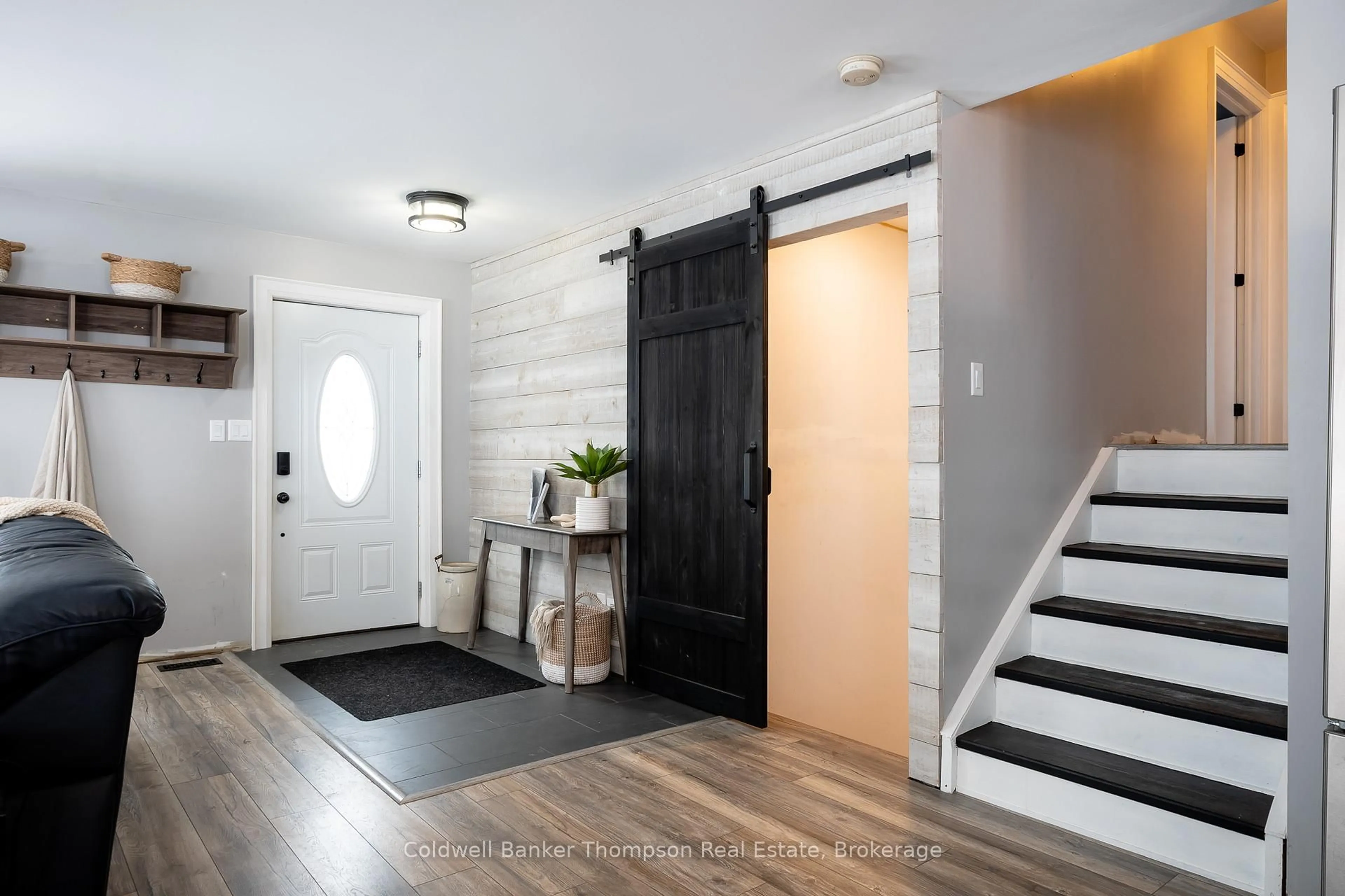 Indoor entryway for 751 Old Muskoka Rd, Huntsville Ontario P0B 1M0