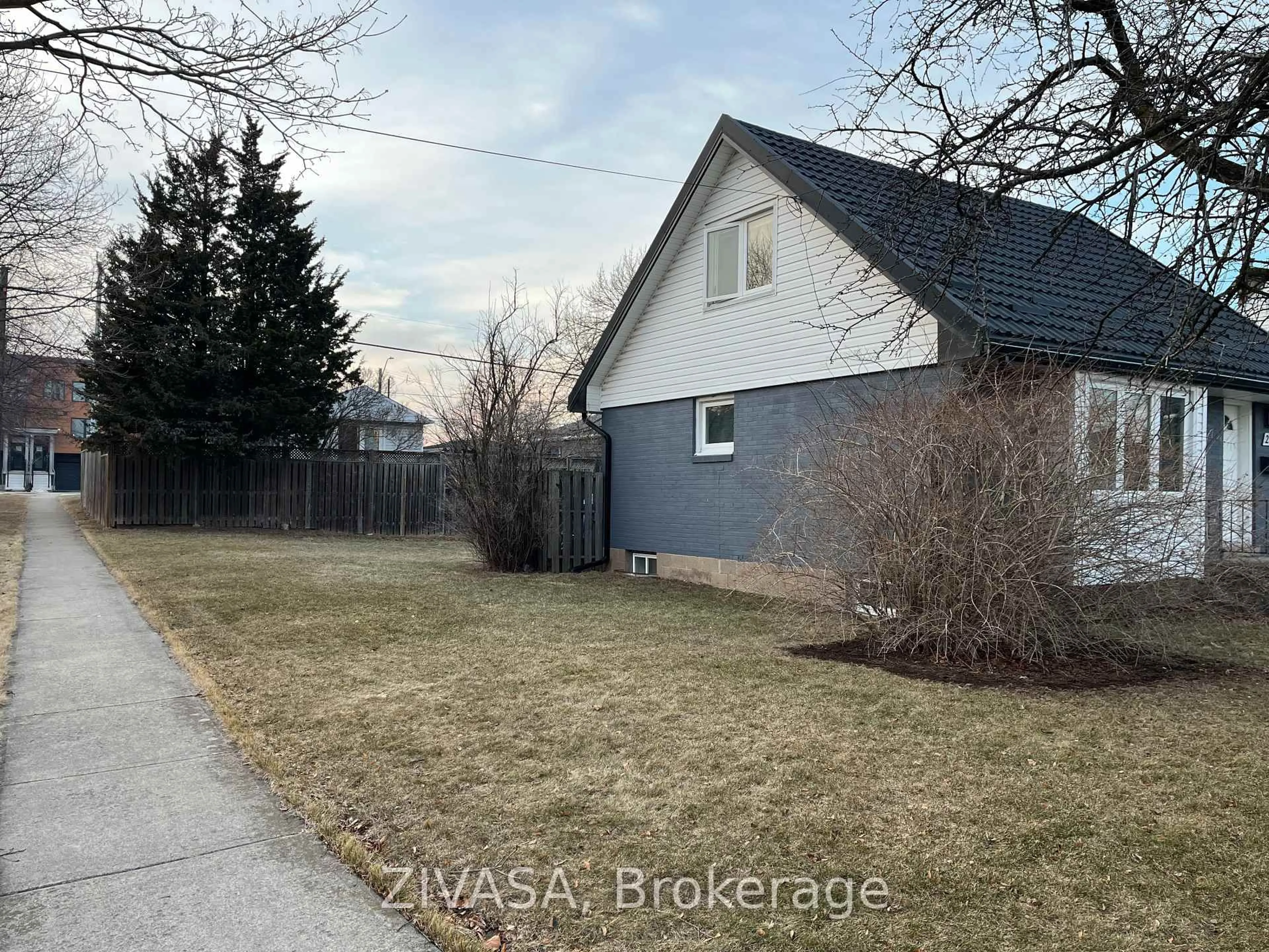 A pic from outside/outdoor area/front of a property/back of a property/a pic from drone, street for 21 Eaton Pl, Hamilton Ontario L8H 1N8