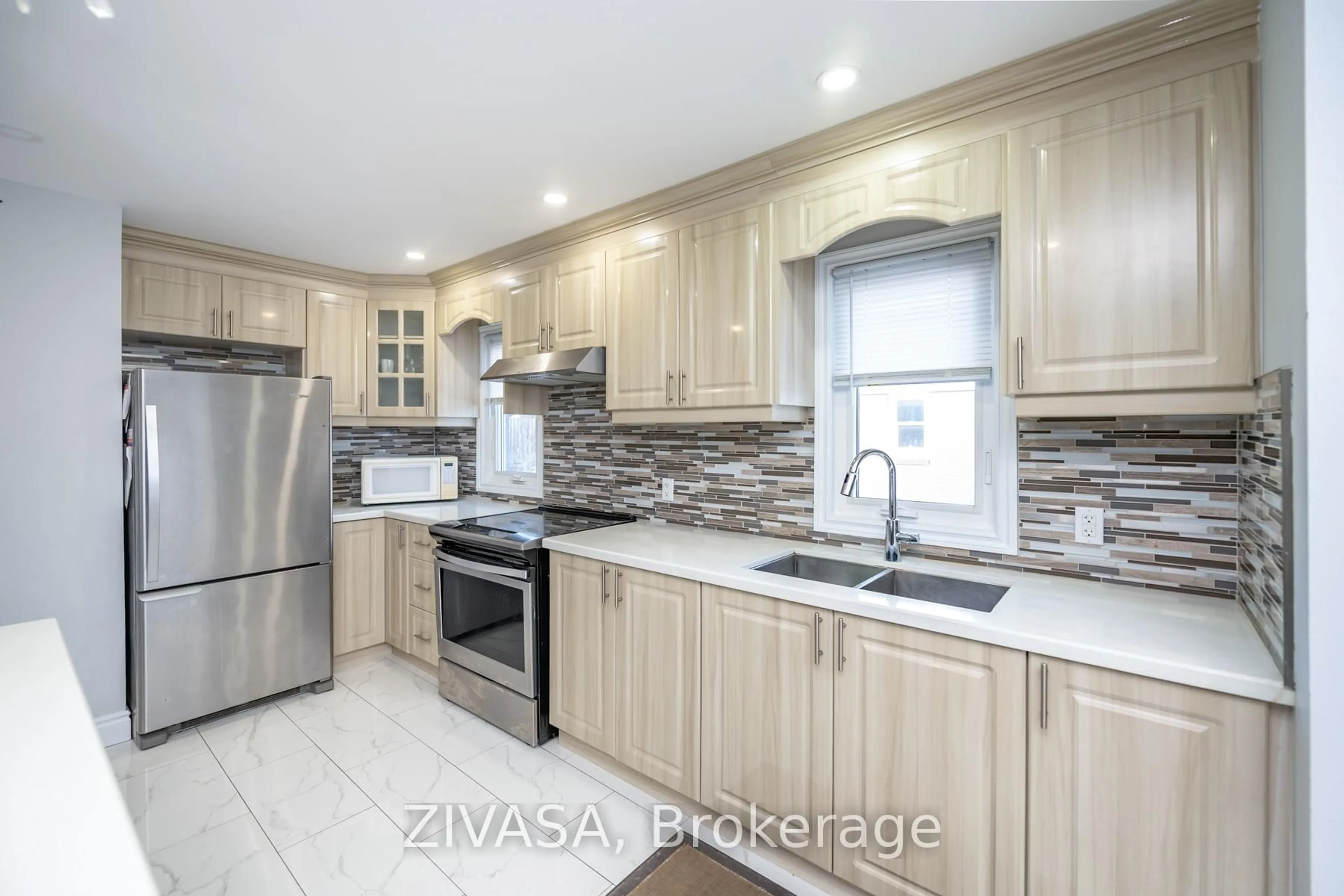 Open concept kitchen, wood/laminate floor for 21 Eaton Pl, Hamilton Ontario L8H 1N8