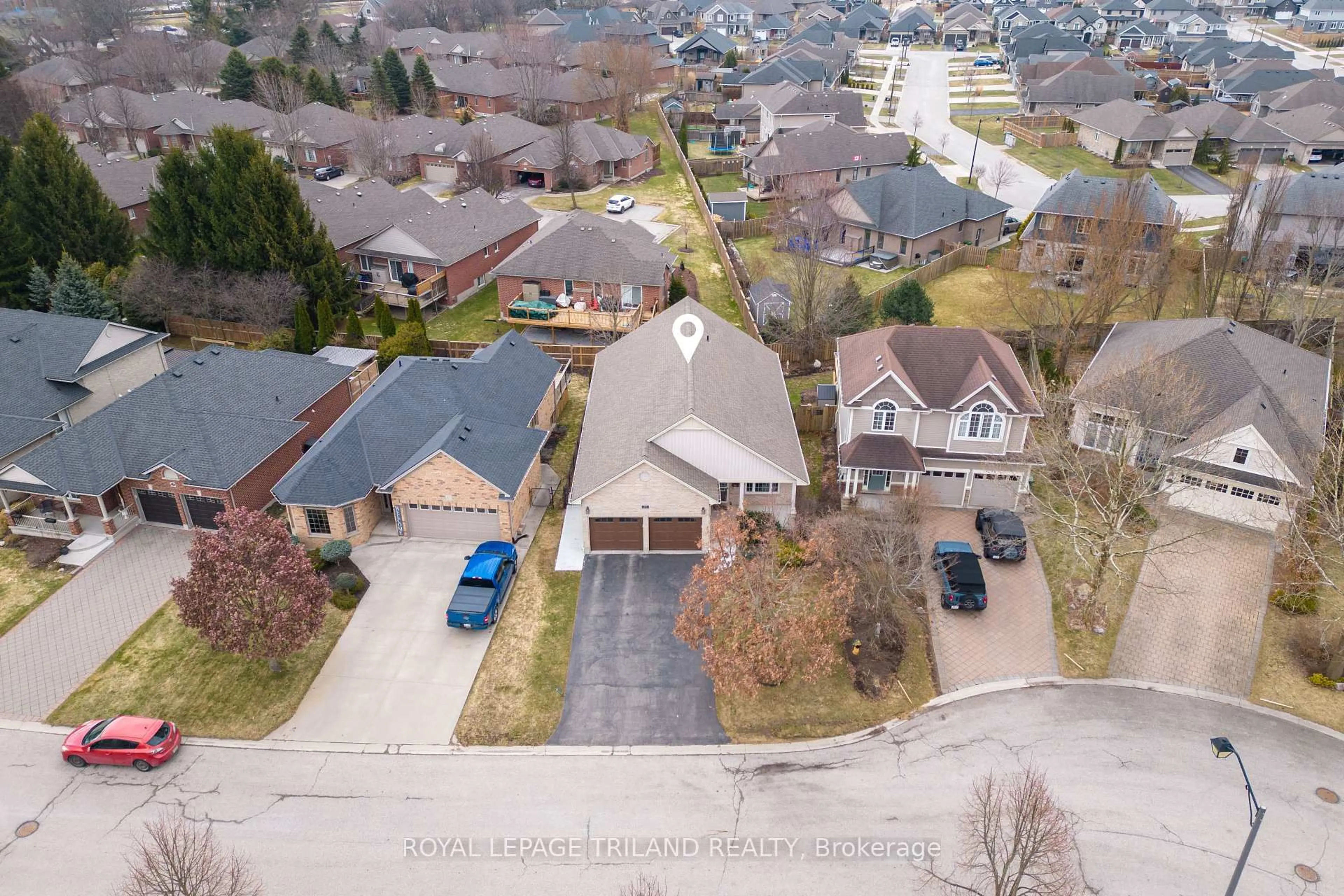 A pic from outside/outdoor area/front of a property/back of a property/a pic from drone, street for 39 Augusta Cres, St. Thomas Ontario N5R 6J8