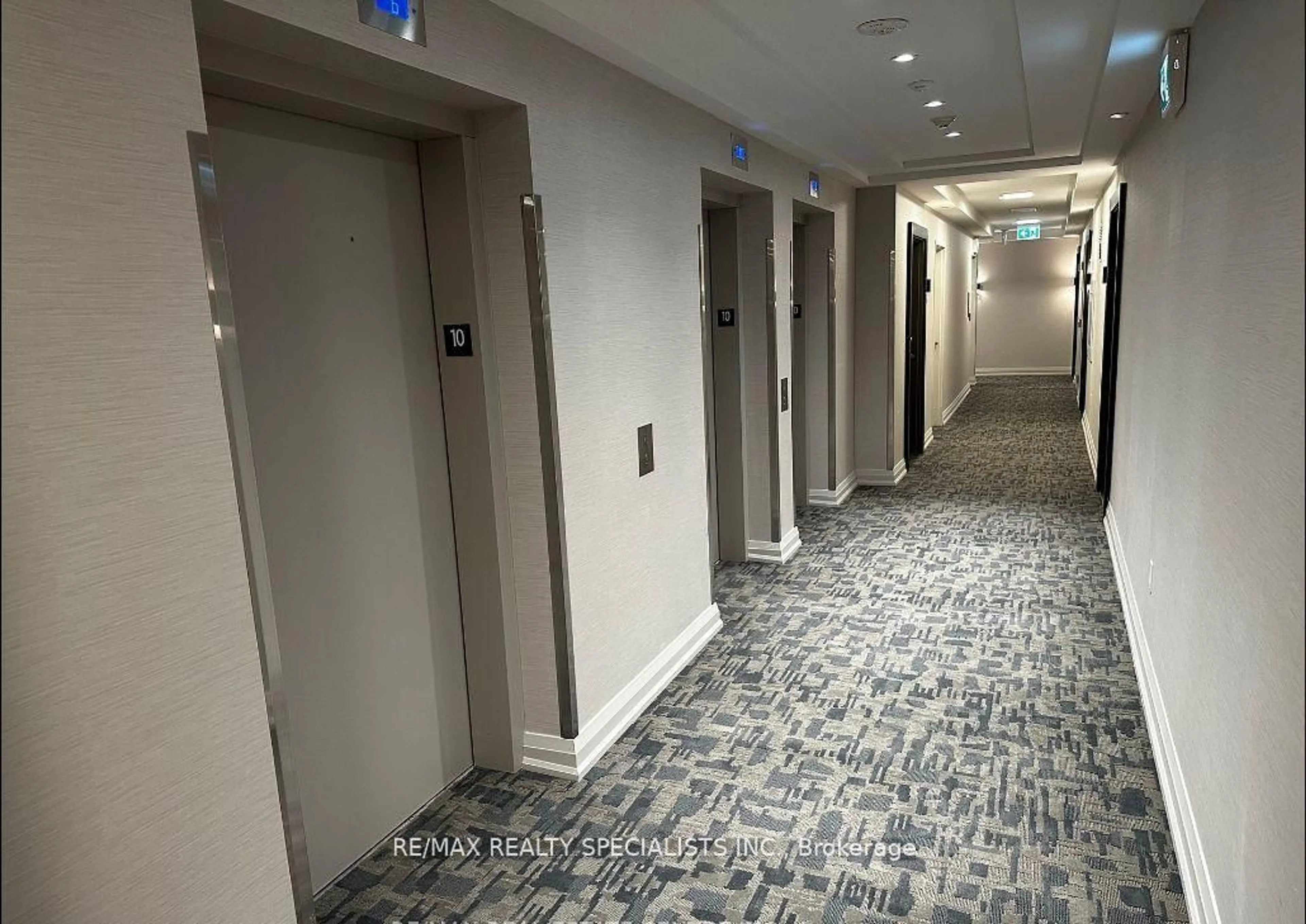 Indoor foyer for 212 King William St #1016, Hamilton Ontario L8R 3N9