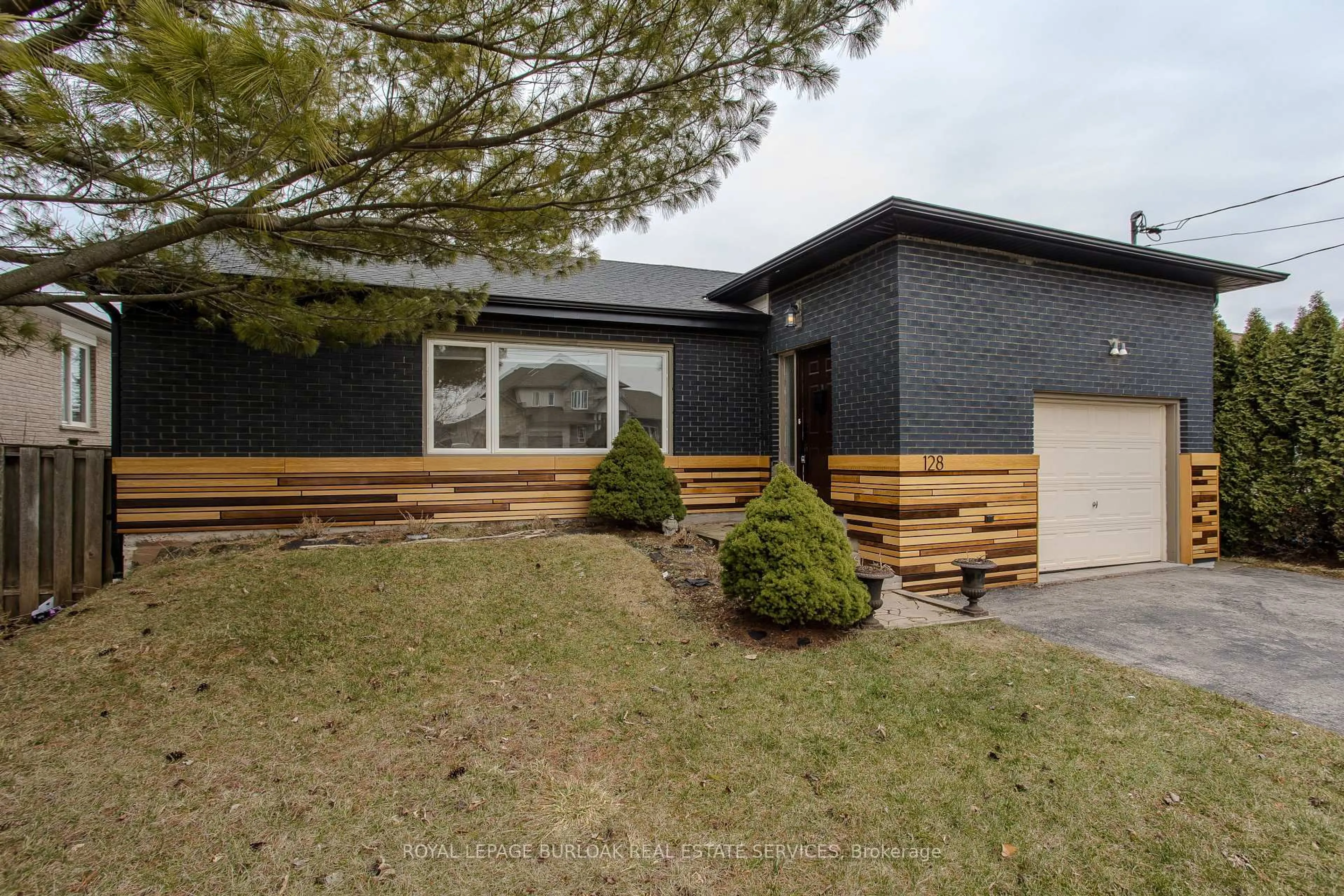 Home with vinyl exterior material, street for 128 Margaret Ave, Hamilton Ontario L8G 3G8