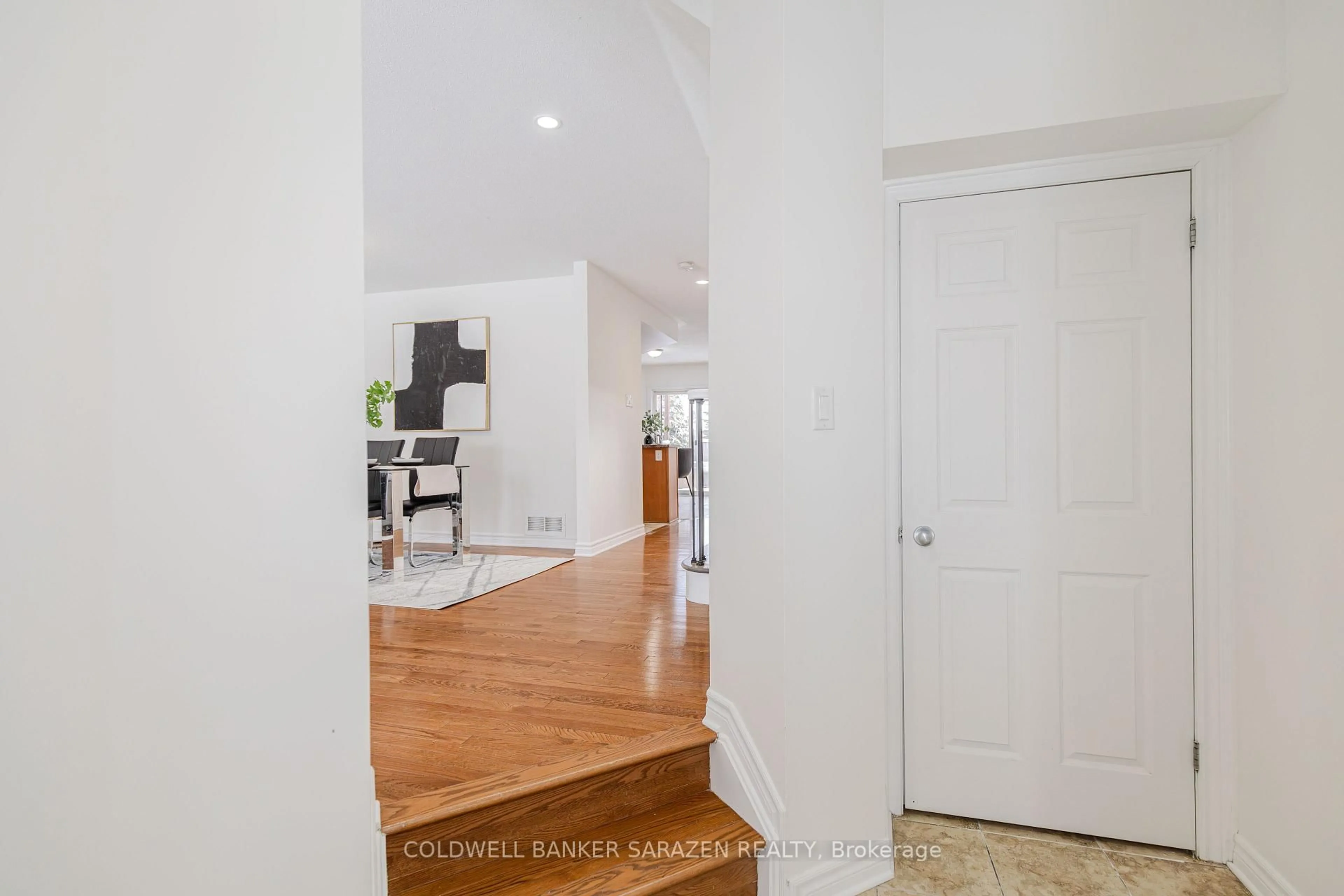 Indoor entryway for 852 Taradale Dr, Ottawa Ontario K2J 5P3