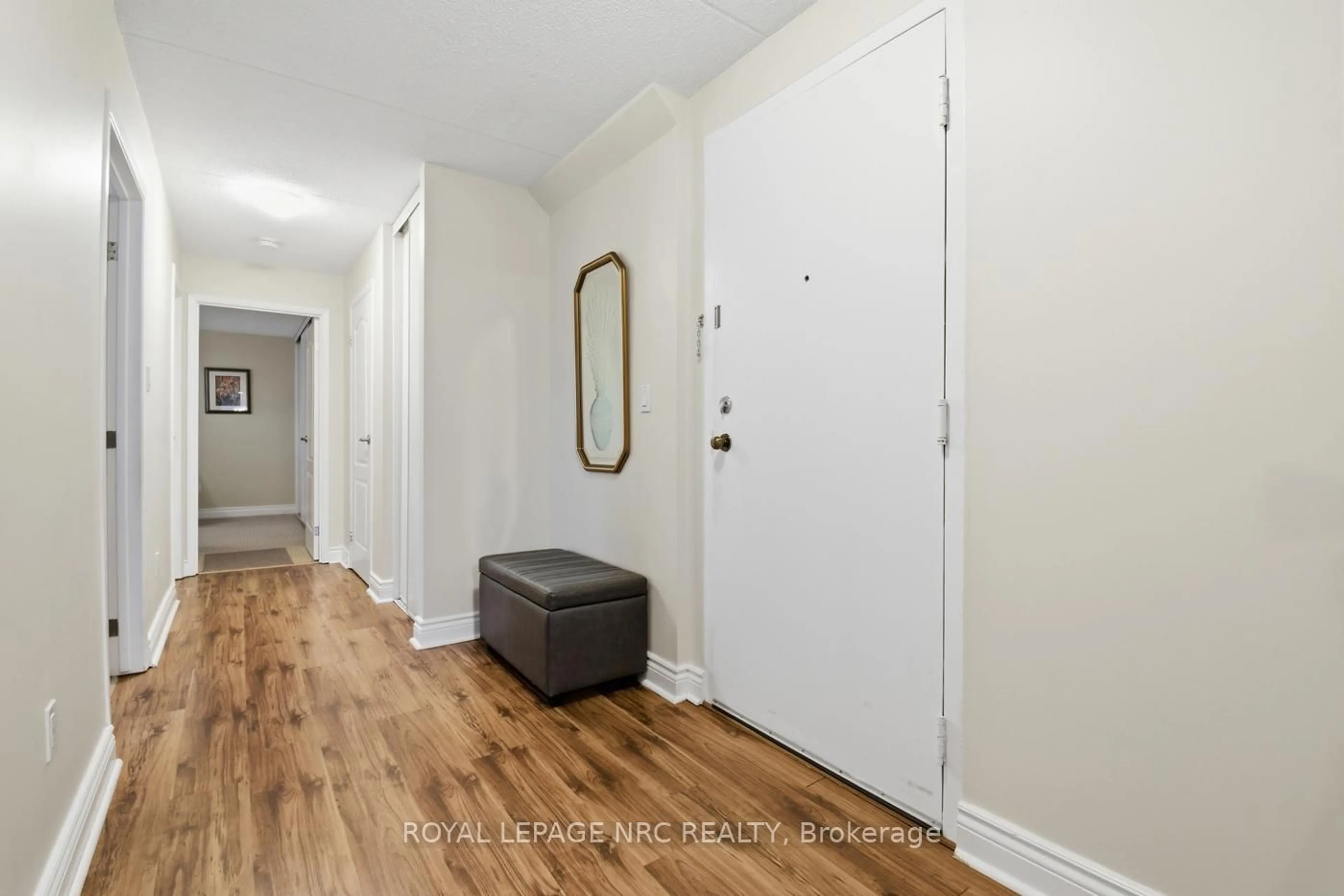 Indoor entryway for 4658 Drummond Rd #217, Niagara Falls Ontario L2E 7E1