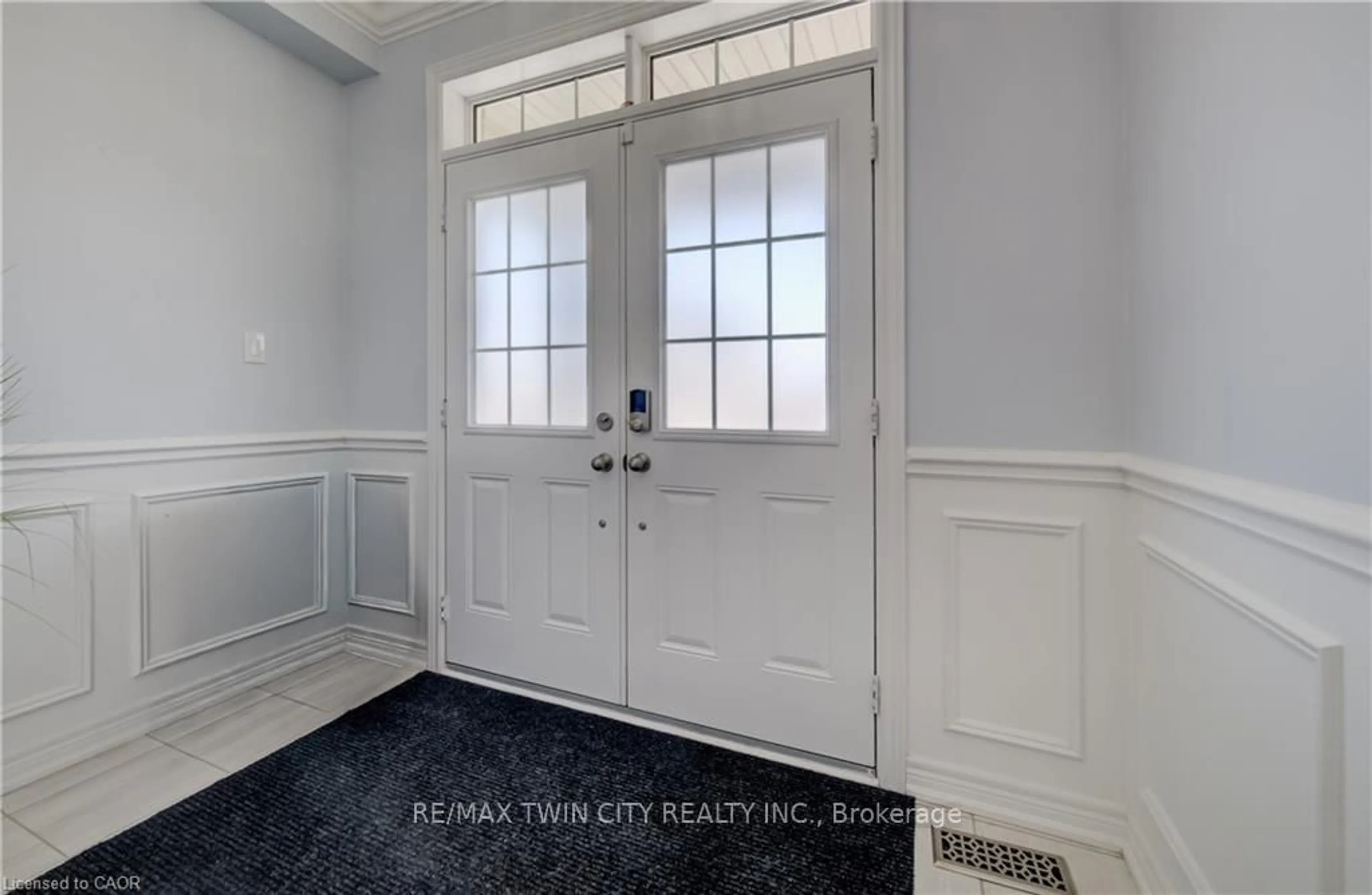 Indoor entryway for 524 LINDEN Dr, Cambridge Ontario N3H 5L5