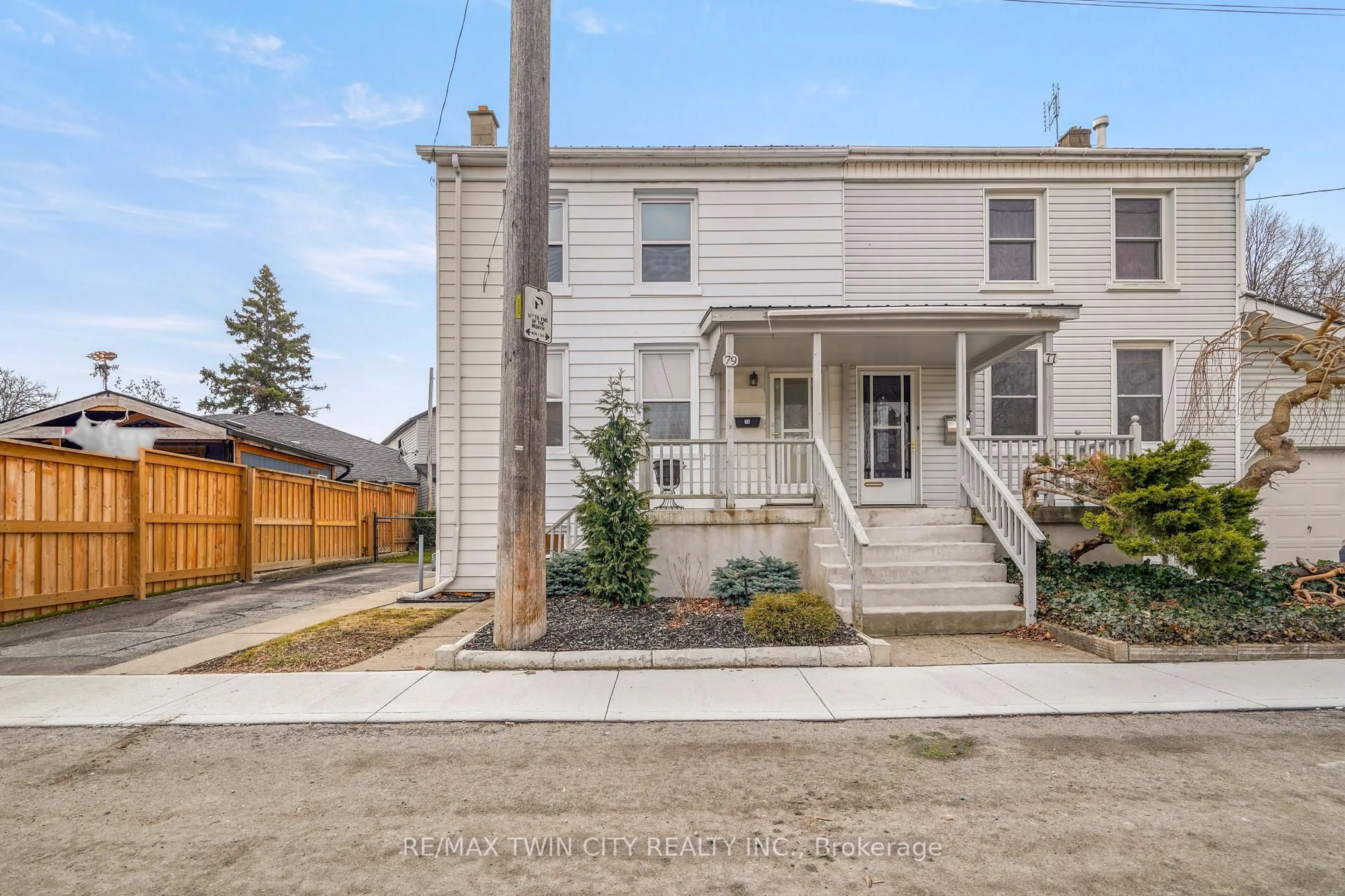 A pic from outside/outdoor area/front of a property/back of a property/a pic from drone, street for 79 Palace St, Brantford Ontario N3T 3W8