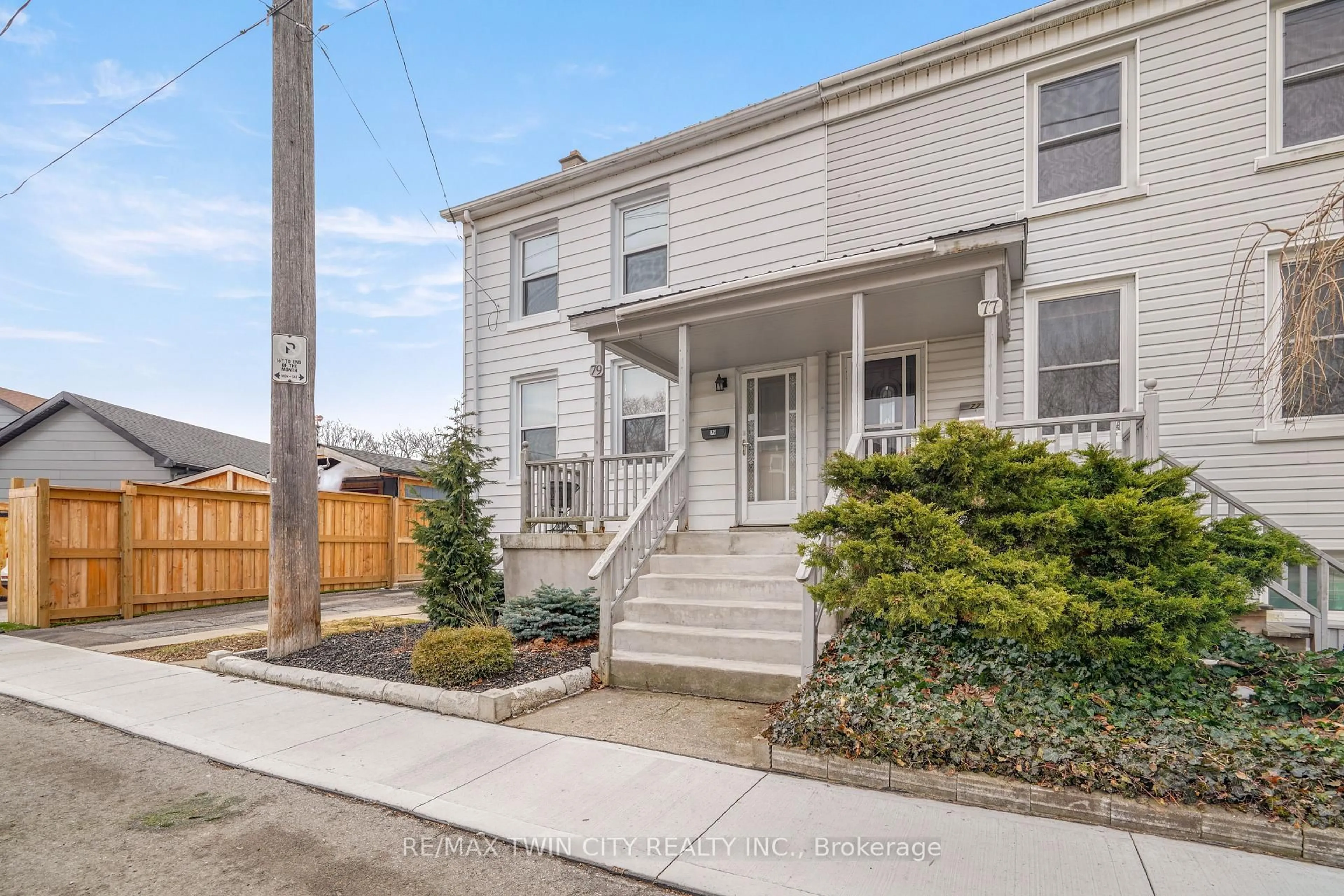 A pic from outside/outdoor area/front of a property/back of a property/a pic from drone, street for 79 Palace St, Brantford Ontario N3T 3W8