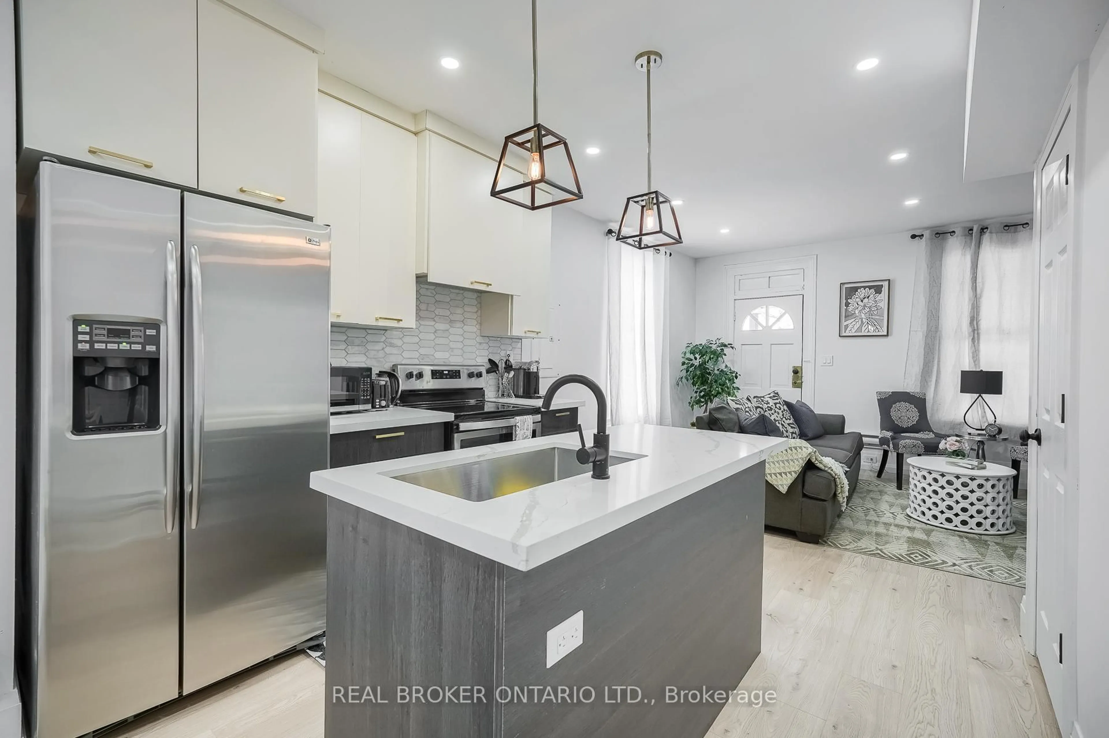 Open concept kitchen, ceramic/tile floor for 8 Elizabeth St, St. Catharines Ontario L2R 2L1
