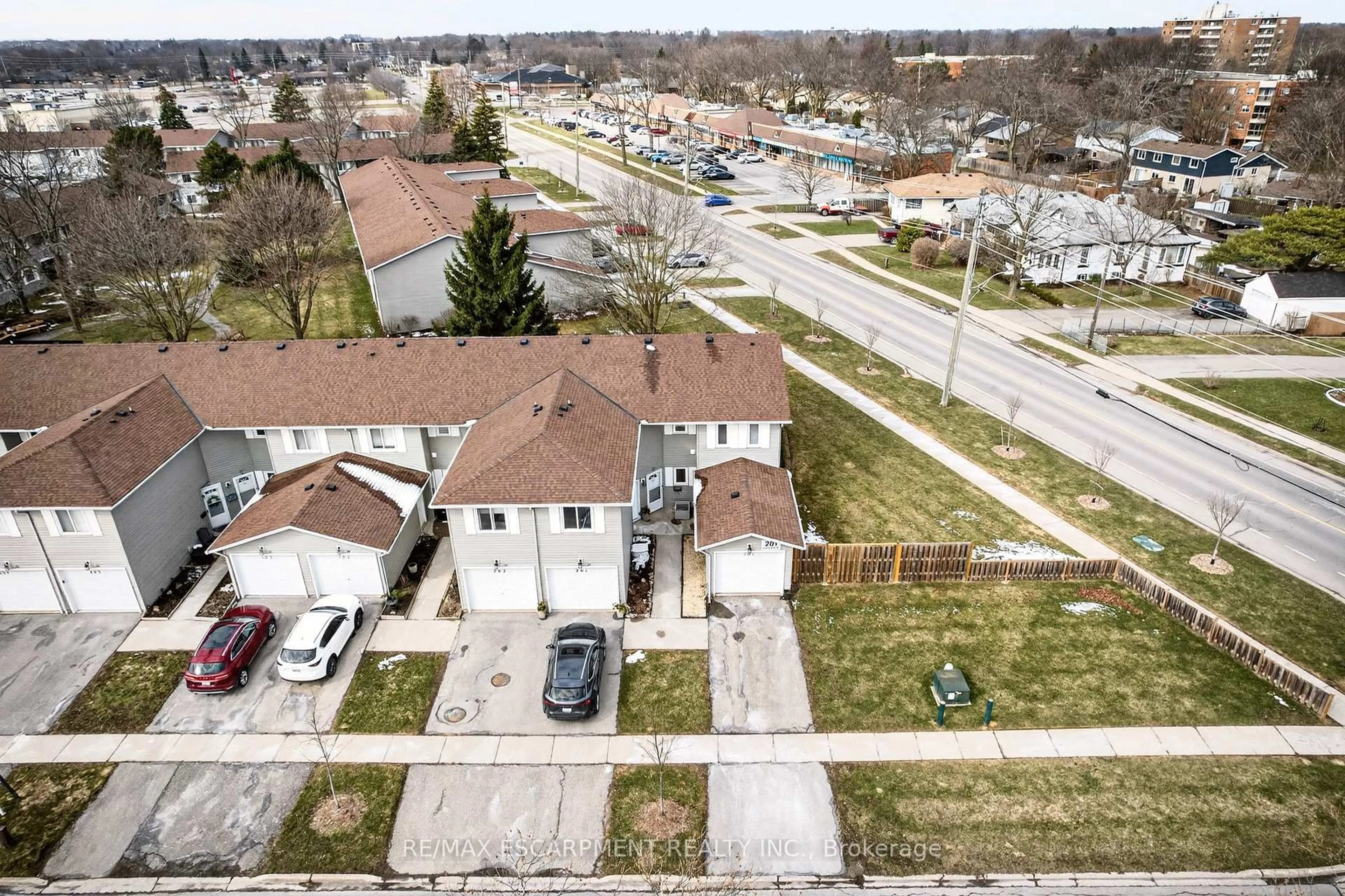 A pic from outside/outdoor area/front of a property/back of a property/a pic from drone, street for 201 DORCHESTER Blvd #101, St. Catharines Ontario L2M 7W1