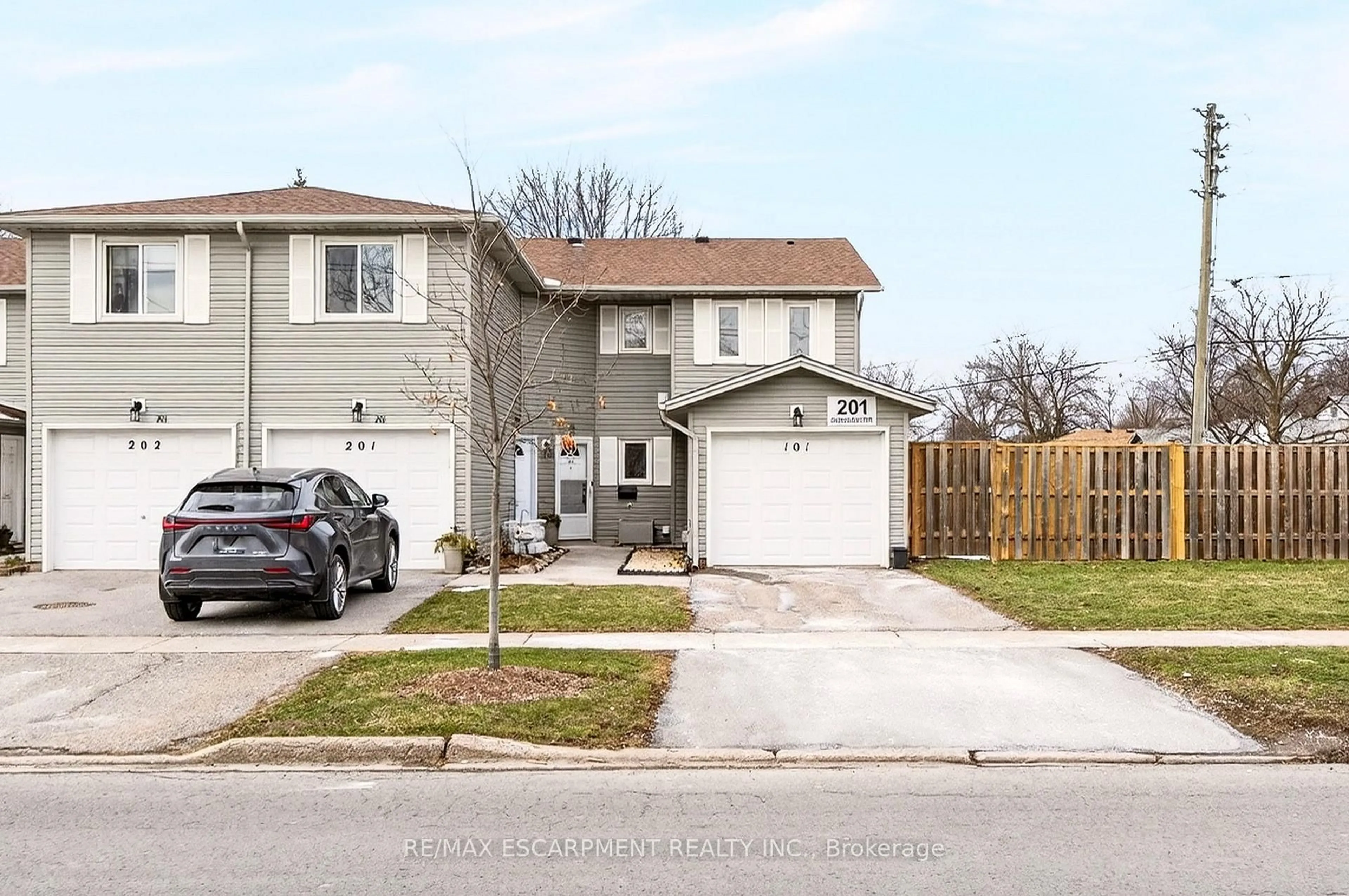 A pic from outside/outdoor area/front of a property/back of a property/a pic from drone, street for 201 DORCHESTER Blvd #101, St. Catharines Ontario L2M 7W1